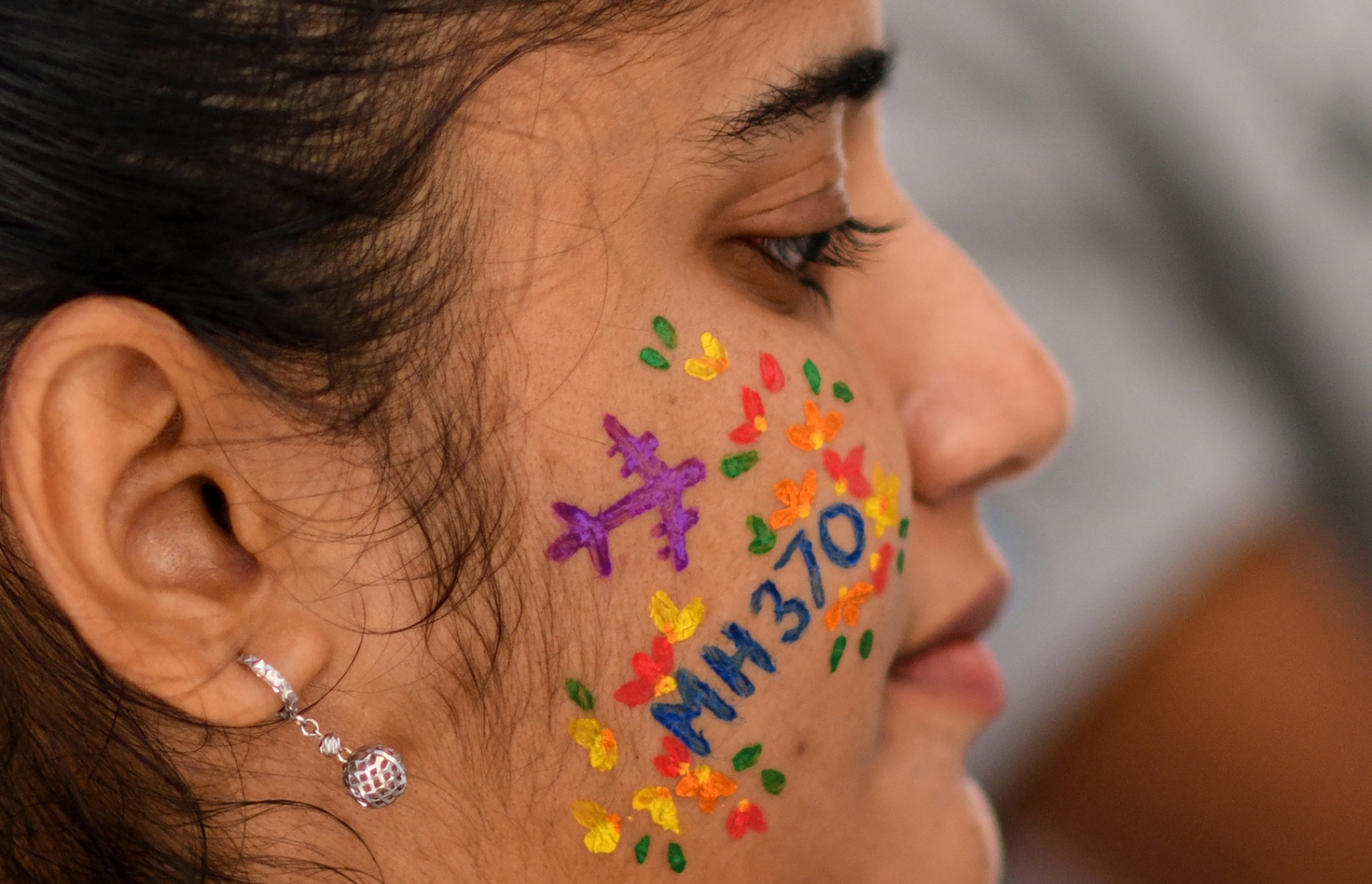 ގެއްލުނު މެލޭޝިއާ އެއާލައިންސްގެ ފްލައިޓް އެމްއެޗް370 އިން ދަތުރުކުރި މީހުންގެ ހަނދާނުގައި ކުއާލަ ލަމްޕޫރުގައި ބޭއްވި އިވެންޓެއްގައި މީހަކު ބައިވެރި ވަނީ. --ފޮޓޯ:އޭއެފްޕީ