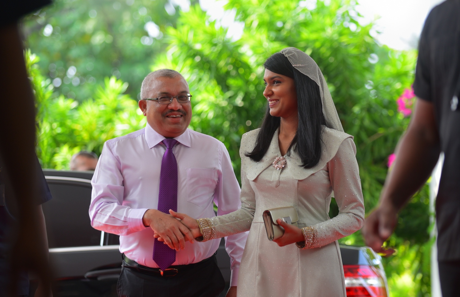 މާލެ: މާޗް 8، 2018- ބައިނަލްއަގުވާމީ އަންހެނުންގެ ދުވަސް ފާހަގަ ކުރުމުގެ ގޮތުން ދަރުބާރު ގޭގައި ބޭއްވި ހާއްސަ ޖަލްސާގައި ބައިވެރިވެވަޑައިގަތުމަށް ނައިބު ރައީސް އަބްދުﷲ ޖިހާދު ދަރުބާރުގެއަށް ވަންނަވަމުން ޖެންޑާ މިނިސްޓަރު ޒެނީޝާއަށް އަންހެނުންގެ ދުވަހުގެ ތަހުނިޔާ ކިޔުއްވަނީ: މިޖަލްސާގައި އަންހެނުން ކުރާ މަސައްކަތާއި ޚިދުމަތުގެ އަގު ވަޒަން ކުރުމުގެ ގޮތުން ސަރުކާރުން ދޭ ރެހެންދި އެވޯޑު 3 އަންހެން ބޭފުޅަކަށް ވަނީ ދީފައި. އެވޯޑް ލިބުނީ ނަރުހެއްގެ ގޮތުގައި 49 އަހަރު ހިދުމަތް ކުރައްވާފައިވާ އައިމިނަތު ވަހީދާ އާއި ފުލުހުންގެ އިންސްޕެކްޓަރެއްގެ މަގާމުގައި ހުންނެވި ފާތިމަތު ނަޝްވާ އާއި ޑައިވަރެއްގެ ގޮތުގައި ބޮޑެތި ކާމިޔާބީތަކެއް ހޯދާފައިވާ ޑައިވަރު، ޒޫނާ ނަސީމަށް.---ފޮޓޯ: ހުސެއިން ވަހީދު/މިހާރު