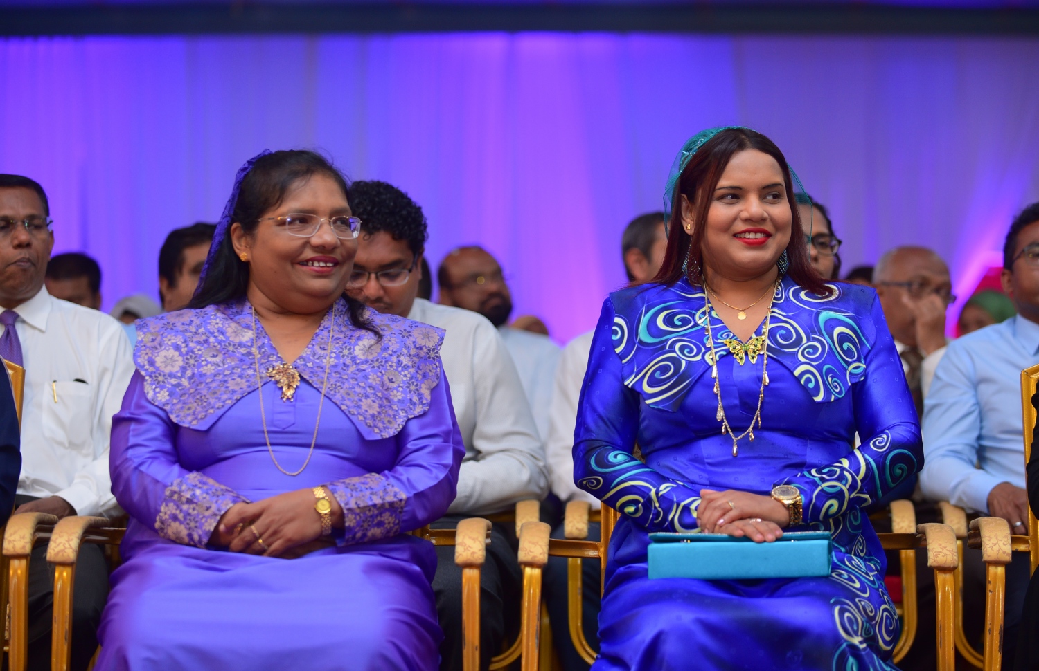 މާލެ: މާޗް 8، 2018- ބައިނަލްއަގުވާމީ އަންހެނުންގެ ދުވަސް ފާހަގަ ކުރުމުގެ ގޮތުން ދަރުބާރު ގޭގައި ބޭއްވި ހާއްސަ ޖަލްސާގައި ޔޫތު މިނިސްޓަރު އިރުތިޝާމް އަދި ޒާހިޔާ ޒަރީރު ބައިވެރިވެވަޑައިގަންނަަވަނީ: މިޖަލްސާގައި އަންހެނުން ކުރާ މަސައްކަތާއި ޚިދުމަތުގެ އަގު ވަޒަން ކުރުމުގެ ގޮތުން ސަރުކާރުން ދޭ ރެހެންދި އެވޯޑު 3 އަންހެން ބޭފުޅަކަށް ވަނީ ދީފައި. އެވޯޑް ލިބުނީ ނަރުހެއްގެ ގޮތުގައި 49 އަހަރު ހިދުމަތް ކުރައްވާފައިވާ އައިމިނަތު ވަހީދާ އާއި ފުލުހުންގެ އިންސްޕެކްޓަރެއްގެ މަގާމުގައި ހުންނެވި ފާތިމަތު ނަޝްވާ އާއި ޑައިވަރެއްގެ ގޮތުގައި ބޮޑެތި ކާމިޔާބީތަކެއް ހޯދާފައިވާ ޑައިވަރު، ޒޫނާ ނަސީމަށް.---ފޮޓޯ: ހުސެއިން ވަހީދު/މިހާރު