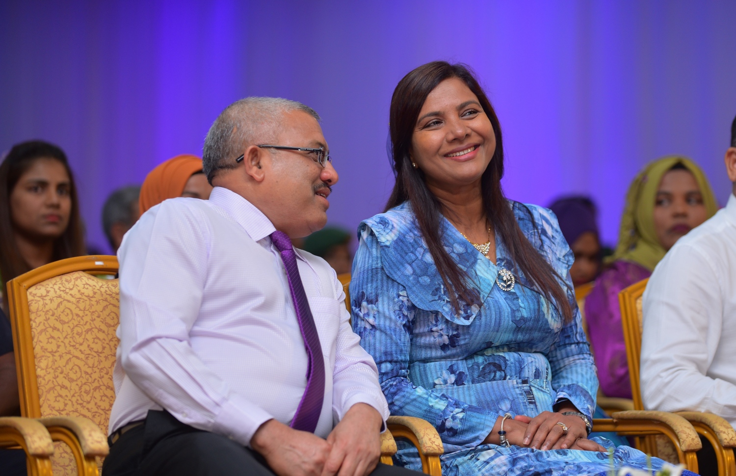 މާލެ: މާޗް 8، 2018- ބައިނަލްއަގުވާމީ އަންހެނުންގެ ދުވަސް ފާހަގަ ކުރުމުގެ ގޮތުން ދަރުބާރު ގޭގައި ބޭއްވި ހާއްސަ ޖަލްސާގައި ނައިބު ރައީސް އަބްދުﷲ ޖިހާދު އަދި އެޑިއުކޭޝަން މިނިސްޓަރު އައިޝަތު ޝިހާމް ބައިވެރިވެވަޑައިގަންނަވަނީ: މިޖަލްސާގައި އަންހެނުން ކުރާ މަސައްކަތާއި ޚިދުމަތުގެ އަގު ވަޒަން ކުރުމުގެ ގޮތުން ސަރުކާރުން ދޭ ރެހެންދި އެވޯޑު 3 އަންހެން ބޭފުޅަކަށް ވަނީ ދީފައި. އެވޯޑް ލިބުނީ ނަރުހެއްގެ ގޮތުގައި 49 އަހަރު ހިދުމަތް ކުރައްވާފައިވާ އައިމިނަތު ވަހީދާ އާއި ފުލުހުންގެ އިންސްޕެކްޓަރެއްގެ މަގާމުގައި ހުންނެވި ފާތިމަތު ނަޝްވާ އާއި ޑައިވަރެއްގެ ގޮތުގައި ބޮޑެތި ކާމިޔާބީތަކެއް ހޯދާފައިވާ ޑައިވަރު، ޒޫނާ ނަސީމަށް.---ފޮޓޯ: ހުސެއިން ވަހީދު/މިހާރު
