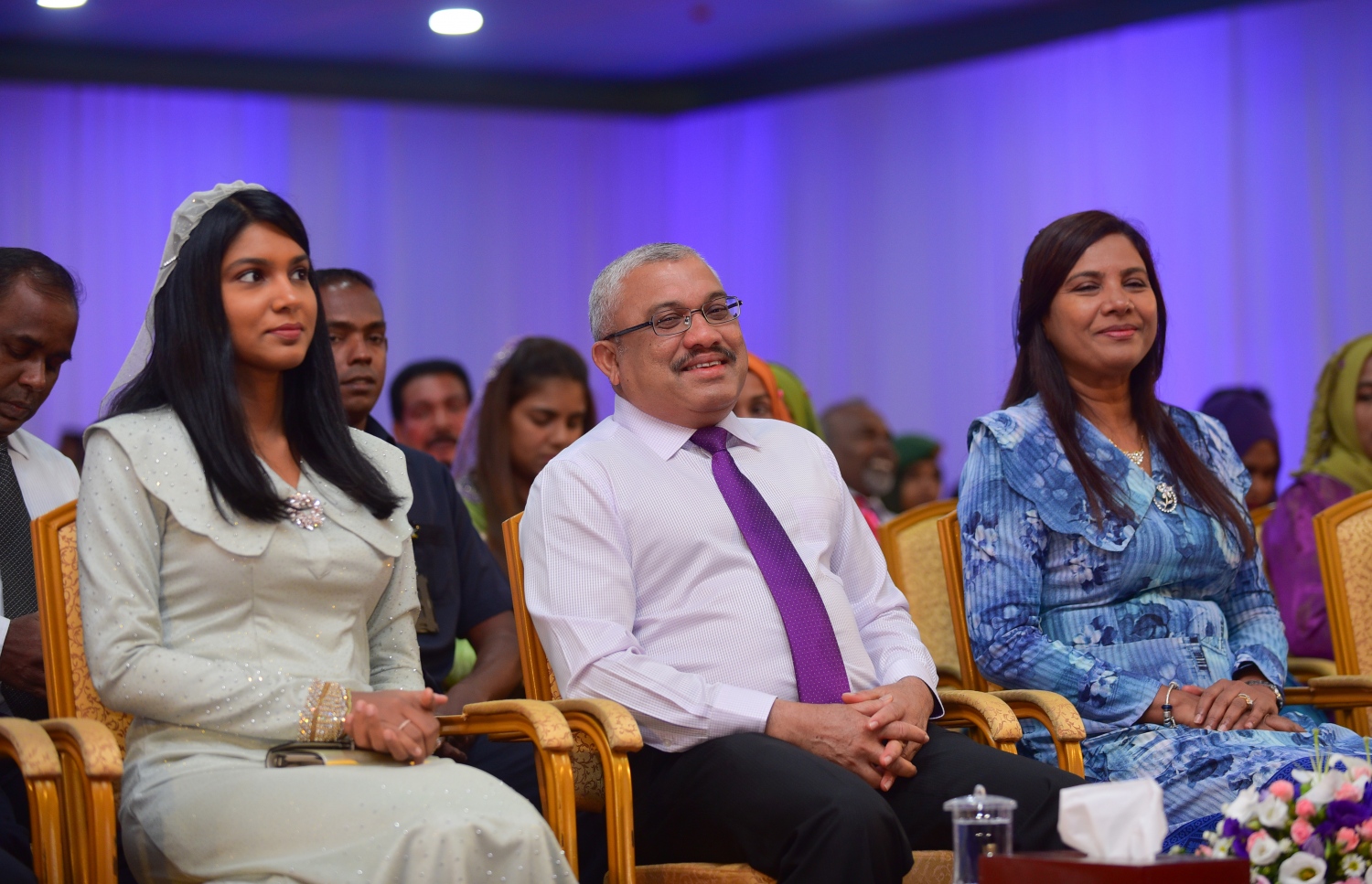 މާލެ: މާޗް 8، 2018- ބައިނަލްއަގުވާމީ އަންހެނުންގެ ދުވަސް ފާހަގަ ކުރުމުގެ ގޮތުން ދަރުބާރު ގޭގައި ބޭއްވި ހާއްސަ ޖަލްސާގައި ނައިބު ރައީސް އަބްދުﷲ ޖިހާދު (މ) އާއިއެކު ޖެންޑާ މިނިސްޓަރު ޒެނީޝާ (ވ) އަދި އެޑިއުކޭޝަން މިނިސްޓަރު އައިޝަތު ޝިހާމް ބައިވެރިވެވަޑައިގަންނަވަނީ: މިޖަލްސާގައި އަންހެނުން ކުރާ މަސައްކަތާއި ޚިދުމަތުގެ އަގު ވަޒަން ކުރުމުގެ ގޮތުން ސަރުކާރުން ދޭ ރެހެންދި އެވޯޑު 3 އަންހެން ބޭފުޅަކަށް ވަނީ ދީފައި. އެވޯޑް ލިބުނީ ނަރުހެއްގެ ގޮތުގައި 49 އަހަރު ހިދުމަތް ކުރައްވާފައިވާ އައިމިނަތު ވަހީދާ އާއި ފުލުހުންގެ އިންސްޕެކްޓަރެއްގެ މަގާމުގައި ހުންނެވި ފާތިމަތު ނަޝްވާ އާއި ޑައިވަރެއްގެ ގޮތުގައި ބޮޑެތި ކާމިޔާބީތަކެއް ހޯދާފައިވާ ޑައިވަރު، ޒޫނާ ނަސީމަށް.---ފޮޓޯ: ހުސެއިން ވަހީދު/މިހާރު