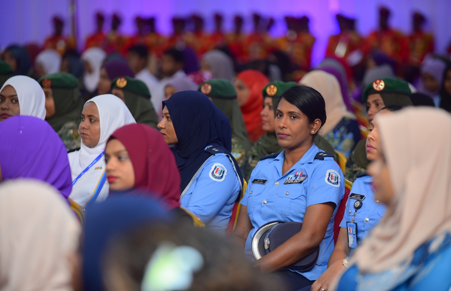 މާލެ: މާޗް 8، 2018- ބައިނަލްއަގުވާމީ އަންހެނުންގެ ދުވަސް ފާހަގަ ކުރުމުގެ ގޮތުން ދަރުބާރު ގޭގައި ބޭއްވި ހާއްސަ ޖަލްސާގެ ތެރެއިން: މިޖަލްސާގައި އަންހެނުން ކުރާ މަސައްކަތާއި ޚިދުމަތުގެ އަގު ވަޒަން ކުރުމުގެ ގޮތުން ސަރުކާރުން ދޭ ރެހެންދި އެވޯޑު 3 އަންހެން ބޭފުޅަކަށް ވަނީ ދީފައި. އެވޯޑް ލިބުނީ ނަރުހެއްގެ ގޮތުގައި 49 އަހަރު ހިދުމަތް ކުރައްވާފައިވާ އައިމިނަތު ވަހީދާ އާއި ފުލުހުންގެ އިންސްޕެކްޓަރެއްގެ މަގާމުގައި ހުންނެވި ފާތިމަތު ނަޝްވާ އާއި ޑައިވަރެއްގެ ގޮތުގައި ބޮޑެތި ކާމިޔާބީތަކެއް ހޯދާފައިވާ ޑައިވަރު، ޒޫނާ ނަސީމަށް.---ފޮޓޯ: ހުސެއިން ވަހީދު/މިހާރު