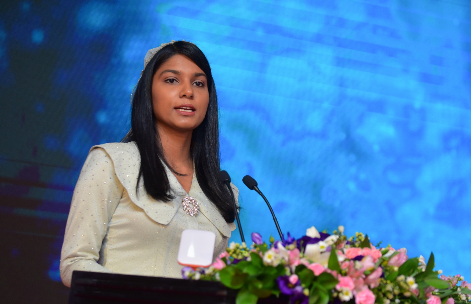 މާލެ: މާޗް 8، 2018- ބައިނަލްއަގުވާމީ އަންހެނުންގެ ދުވަސް ފާހަގަ ކުރުމުގެ ގޮތުން ދަރުބާރު ގޭގައި ބޭއްވި ހާއްސަ ޖަލްސާގެ ތެރެއިން: މިޖަލްސާގައި އަންހެނުން ކުރާ މަސައްކަތާއި ޚިދުމަތުގެ އަގު ވަޒަން ކުރުމުގެ ގޮތުން ސަރުކާރުން ދޭ ރެހެންދި އެވޯޑު 3 އަންހެން ބޭފުޅަކަށް ވަނީ ދީފައި. އެވޯޑް ލިބުނީ ނަރުހެއްގެ ގޮތުގައި 49 އަހަރު ހިދުމަތް ކުރައްވާފައިވާ އައިމިނަތު ވަހީދާ އާއި ފުލުހުންގެ އިންސްޕެކްޓަރެއްގެ މަގާމުގައި ހުންނެވި ފާތިމަތު ނަޝްވާ އާއި ޑައިވަރެއްގެ ގޮތުގައި ބޮޑެތި ކާމިޔާބީތަކެއް ހޯދާފައިވާ ޑައިވަރު، ޒޫނާ ނަސީމަށް.---ފޮޓޯ: ހުސެއިން ވަހީދު/މިހާރު