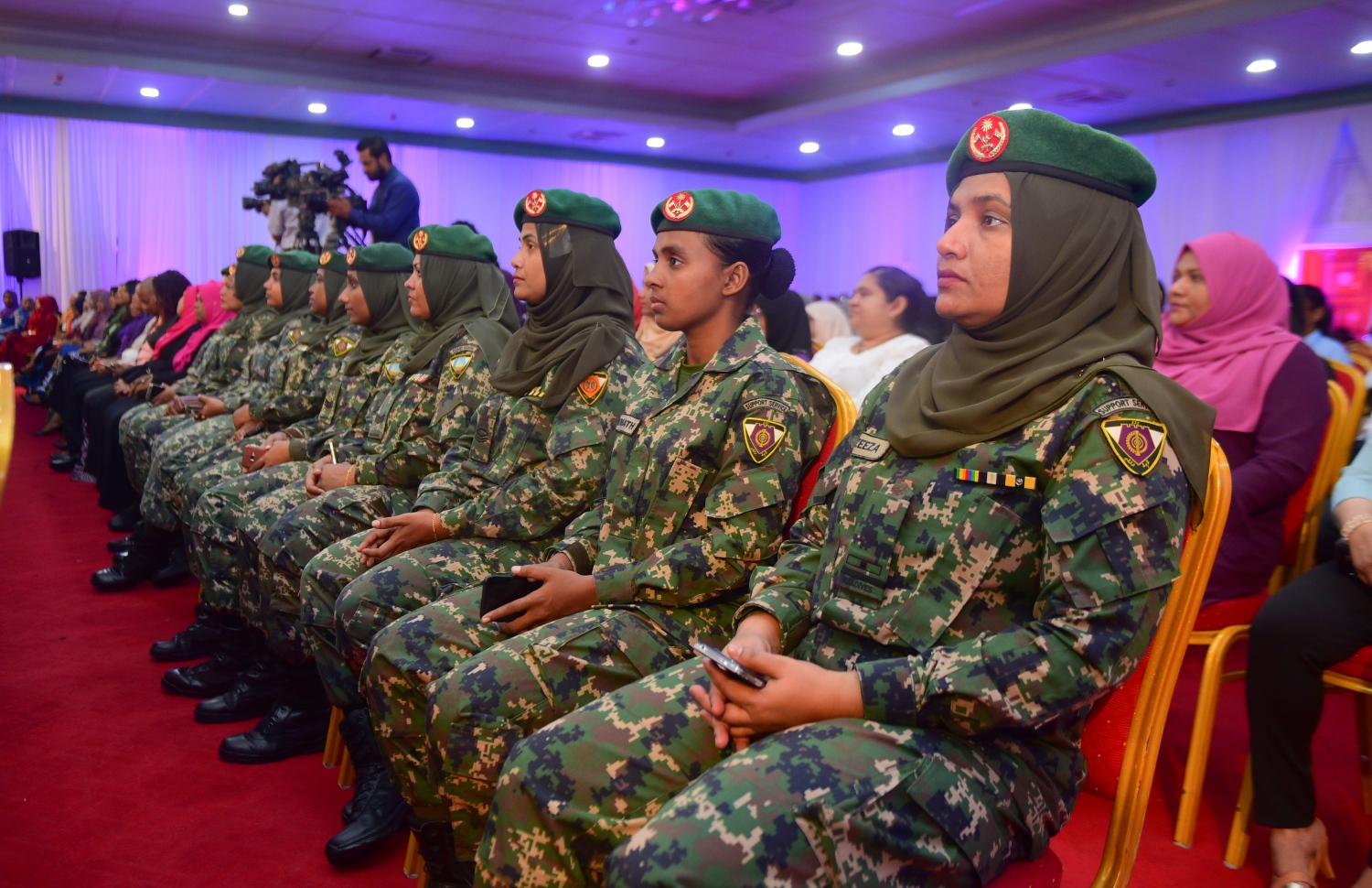 މާލެ: މާޗް 8، 2018- ބައިނަލްއަގުވާމީ އަންހެނުންގެ ދުވަސް ފާހަގަ ކުރުމުގެ ގޮތުން ދަރުބާރު ގޭގައި ބޭއްވި ހާއްސަ ޖަލްސާގައި ސިފައިންގެ ބައެއް އަންހެން ބޭފުޅުން ބައިވެރިވަނީ: މިޖަލްސާގައި އަންހެނުން ކުރާ މަސައްކަތާއި ޚިދުމަތުގެ އަގު ވަޒަން ކުރުމުގެ ގޮތުން ސަރުކާރުން ދޭ ރެހެންދި އެވޯޑު 3 އަންހެން ބޭފުޅަކަށް ވަނީ ދީފައި. އެވޯޑް ލިބުނީ ނަރުހެއްގެ ގޮތުގައި 49 އަހަރު ހިދުމަތް ކުރައްވާފައިވާ އައިމިނަތު ވަހީދާ އާއި ފުލުހުންގެ އިންސްޕެކްޓަރެއްގެ މަގާމުގައި ހުންނެވި ފާތިމަތު ނަޝްވާ އާއި ޑައިވަރެއްގެ ގޮތުގައި ބޮޑެތި ކާމިޔާބީތަކެއް ހޯދާފައިވާ ޑައިވަރު، ޒޫނާ ނަސީމަށް.---ފޮޓޯ: ހުސެއިން ވަހީދު/މިހާރު