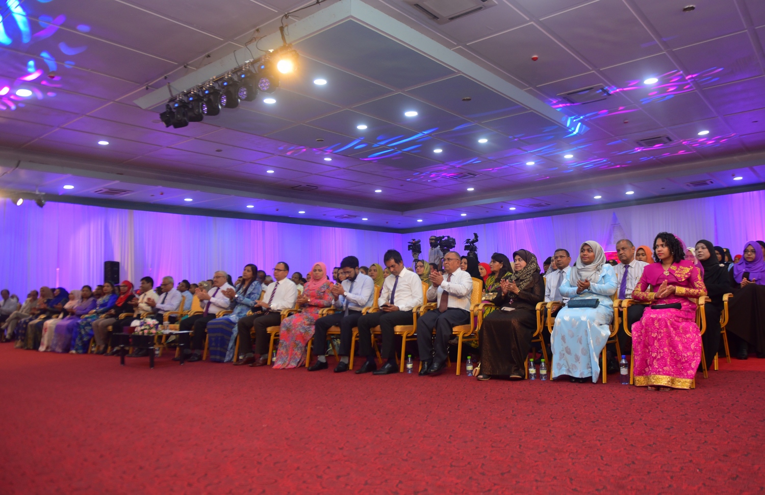 މާލެ: މާޗް 8، 2018- ބައިނަލްއަގުވާމީ އަންހެނުންގެ ދުވަސް ފާހަގަ ކުރުމުގެ ގޮތުން ދަރުބާރު ގޭގައި ބޭއްވި ހާއްސަ ޖަލްސާގެ ތެރެއިން: މިޖަލްސާގައި އަންހެނުން ކުރާ މަސައްކަތާއި ޚިދުމަތުގެ އަގު ވަޒަން ކުރުމުގެ ގޮތުން ސަރުކާރުން ދޭ ރެހެންދި އެވޯޑު 3 އަންހެން ބޭފުޅަކަށް ވަނީ ދީފައި. އެވޯޑް ލިބުނީ ނަރުހެއްގެ ގޮތުގައި 49 އަހަރު ހިދުމަތް ކުރައްވާފައިވާ އައިމިނަތު ވަހީދާ އާއި ފުލުހުންގެ އިންސްޕެކްޓަރެއްގެ މަގާމުގައި ހުންނެވި ފާތިމަތު ނަޝްވާ އާއި ޑައިވަރެއްގެ ގޮތުގައި ބޮޑެތި ކާމިޔާބީތަކެއް ހޯދާފައިވާ ޑައިވަރު، ޒޫނާ ނަސީމަށް.---ފޮޓޯ: ހުސެއިން ވަހީދު/މިހާރު