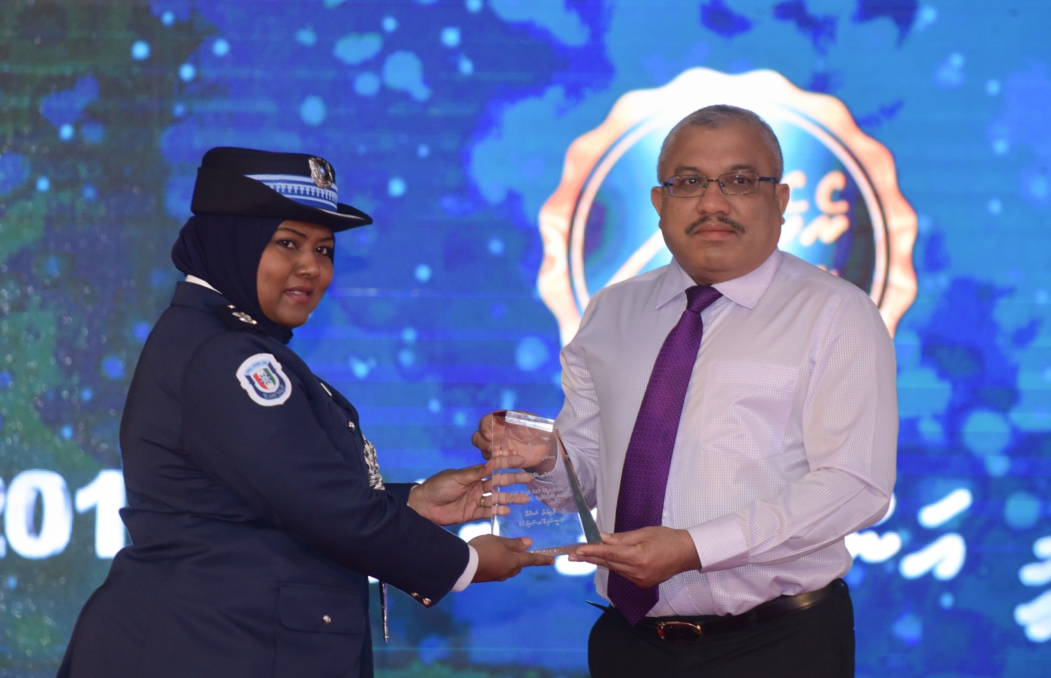 މާލެ: މާޗް 8، 2018- ބައިނަލްއަގުވާމީ އަންހެނުންގެ ދުވަސް ފާހަގަ ކުރުމުގެ ގޮތުން ދަރުބާރު ގޭގައި ބޭއްވި ހާއްސަ ޖަލްސާގައި ނައިބު ރައީސް އަބްދުﷲ ޖިހާދު، ފުލުހެއްގެ ގޮތުގައި ގިނަ ހިދުމަތްތަކެއް ކުރައްވާފައިވާ ފާޓިމަތު ނަޝްވާއަށް ރެހެންދި އެވޯޑުގެ ހަނދާނީ ލިޔުން ދެއްވަނީ: މިޖަލްސާގައި އަންހެނުން ކުރާ މަސައްކަތާއި ޚިދުމަތުގެ އަގު ވަޒަން ކުރުމުގެ ގޮތުން ސަރުކާރުން ދޭ ރެހެންދި އެވޯޑު 3 އަންހެން ބޭފުޅަކަށް ވަނީ ދީފައި. އެވޯޑް ލިބުނީ ނަރުހެއްގެ ގޮތުގައި 49 އަހަރު ހިދުމަތް ކުރައްވާފައިވާ އައިމިނަތު ވަހީދާ އާއި ފުލުހުންގެ އިންސްޕެކްޓަރެއްގެ މަގާމުގައި ހުންނެވި ފާތިމަތު ނަޝްވާ އާއި ޑައިވަރެއްގެ ގޮތުގައި ބޮޑެތި ކާމިޔާބީތަކެއް ހޯދާފައިވާ ޑައިވަރު، ޒޫނާ ނަސީމަށް.---ފޮޓޯ: ހުސެއިން ވަހީދު/މިހާރު