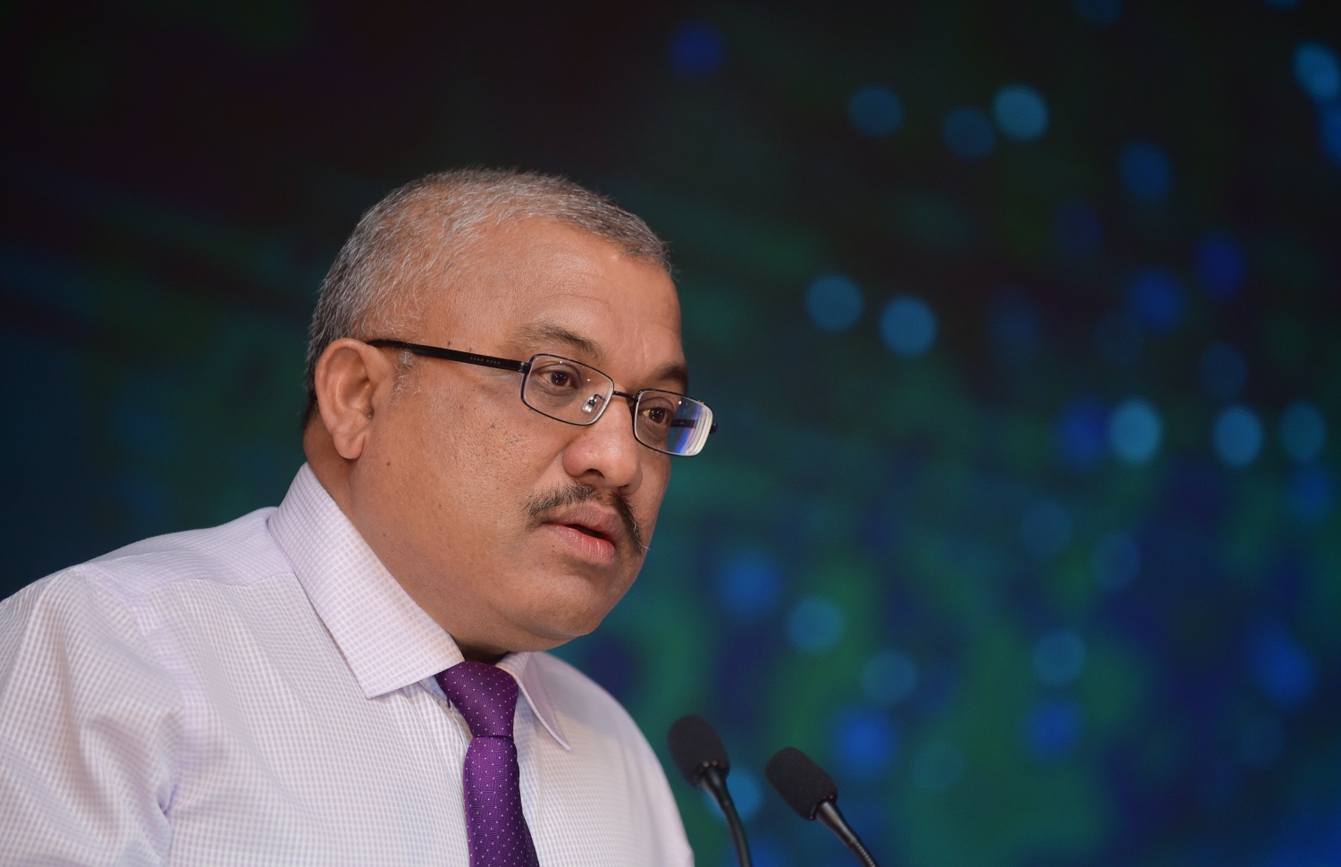 މާލެ: މާޗް 8، 2018- ބައިނަލްއަގުވާމީ އަންހެނުންގެ ދުވަސް ފާހަގަ ކުރުމުގެ ގޮތުން ދަރުބާރު ގޭގައި ބޭއްވި ހާއްސަ ޖަލްސާގައި ނައިބު ރައީސް އަބްދުﷲ ޖިހާދު ވާހަކަދައްކަވަނީ: މިޖަލްސާގައި އަންހެނުން ކުރާ މަސައްކަތާއި ޚިދުމަތުގެ އަގު ވަޒަން ކުރުމުގެ ގޮތުން ސަރުކާރުން ދޭ ރެހެންދި އެވޯޑު 3 އަންހެން ބޭފުޅަކަށް ވަނީ ދީފައި. އެވޯޑް ލިބުނީ ނަރުހެއްގެ ގޮތުގައި 49 އަހަރު ހިދުމަތް ކުރައްވާފައިވާ އައިމިނަތު ވަހީދާ އާއި ފުލުހުންގެ އިންސްޕެކްޓަރެއްގެ މަގާމުގައި ހުންނެވި ފާތިމަތު ނަޝްވާ އާއި ޑައިވަރެއްގެ ގޮތުގައި ބޮޑެތި ކާމިޔާބީތަކެއް ހޯދާފައިވާ ޑައިވަރު، ޒޫނާ ނަސީމަށް.---ފޮޓޯ: ހުސެއިން ވަހީދު/މިހާރު