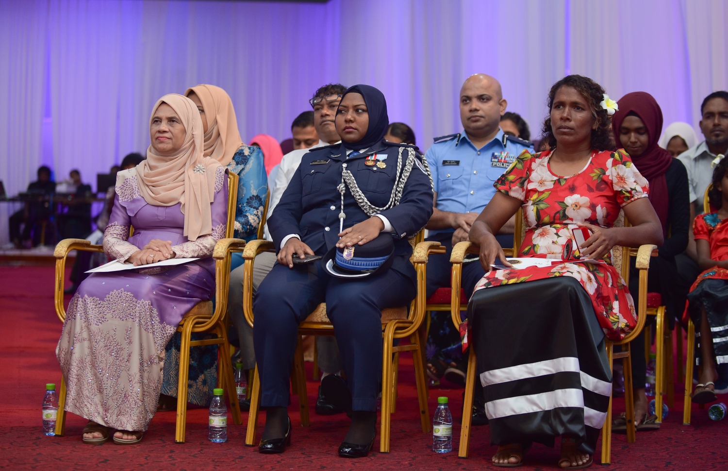 މާލެ: މާޗް 8، 2018- ބައިނަލްއަގުވާމީ އަންހެނުންގެ ދުވަސް ފާހަގަ ކުރުމުގެ ގޮތުން ދަރުބާރު ގޭގައި ބޭއްވި ހާއްސަ ޖަލްސާގައި ރެހެންދި އެވޯޑު ލިބިވަޑައިގެންނެވި 3 ބޭފުޅުން ކަމަށްވާ، ނަރުހެއްގެ ގޮތުގައި 49 އަހަރު ހިދުމަތް ކުރައްވާފައިވާ އައިމިނަތު ވަހީދާ (ވ) އާއި ފުލުހުންގެ އިންސްޕެކްޓަރެއްގެ މަގާމުގައި ހުންނެވި ފާތިމަތު ނަޝްވާ (މ) އަދި ޑައިވަރެއްގެ ގޮތުގައި ބޮޑެތި ކާމިޔާބީތަކެއް ހޯދާފައިވާ ޑައިވަރު، ޒޫނާ ނަސީމް (ކ).---ފޮޓޯ: ހުސެއިން ވަހީދު/މިހާރު