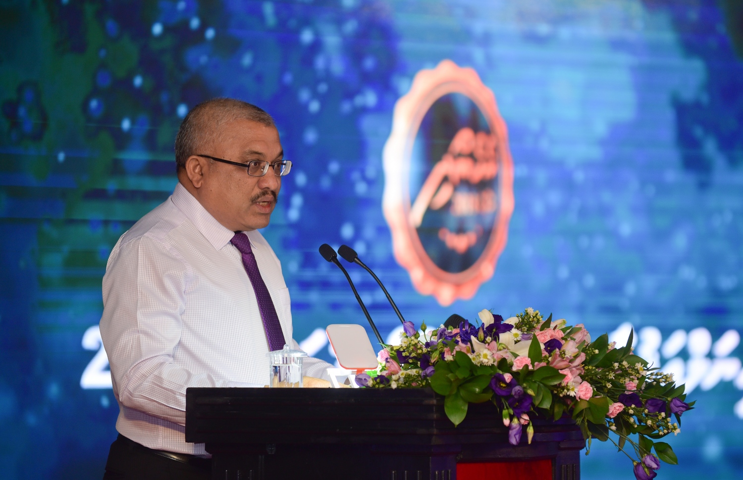 މާލެ: މާޗް 8، 2018- ބައިނަލްއަގުވާމީ އަންހެނުންގެ ދުވަސް ފާހަގަ ކުރުމުގެ ގޮތުން ދަރުބާރު ގޭގައި ބޭއްވި ހާއްސަ ޖަލްސާގައި ނައިބު ރައީސް އަބްދުﷲ ޖިހާދު ވާހަކަދައްކަވަނީ: މިޖަލްސާގައި އަންހެނުން ކުރާ މަސައްކަތާއި ޚިދުމަތުގެ އަގު ވަޒަން ކުރުމުގެ ގޮތުން ސަރުކާރުން ދޭ ރެހެންދި އެވޯޑު 3 އަންހެން ބޭފުޅަކަށް ވަނީ ދީފައި. އެވޯޑް ލިބުނީ ނަރުހެއްގެ ގޮތުގައި 49 އަހަރު ހިދުމަތް ކުރައްވާފައިވާ އައިމިނަތު ވަހީދާ އާއި ފުލުހުންގެ އިންސްޕެކްޓަރެއްގެ މަގާމުގައި ހުންނެވި ފާތިމަތު ނަޝްވާ އާއި ޑައިވަރެއްގެ ގޮތުގައި ބޮޑެތި ކާމިޔާބީތަކެއް ހޯދާފައިވާ ޑައިވަރު، ޒޫނާ ނަސީމަށް.---ފޮޓޯ: ހުސެއިން ވަހީދު/މިހާރު