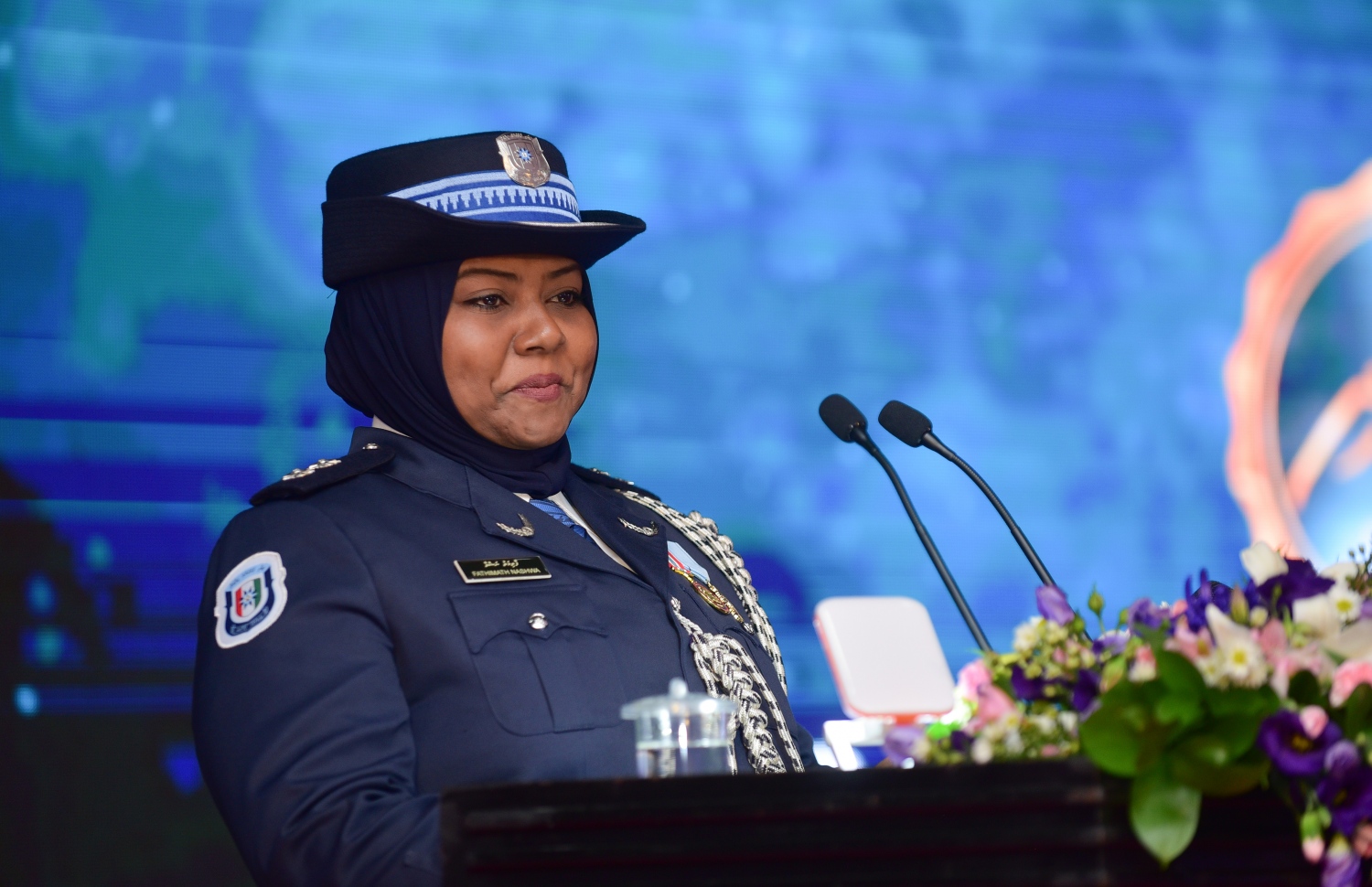 މާލެ: މާޗް 8، 2018- ބައިނަލްއަގުވާމީ އަންހެނުންގެ ދުވަސް ފާހަގަ ކުރުމުގެ ގޮތުން ދަރުބާރު ގޭގައި ބޭއްވި ހާއްސަ ޖަލްސާގައި ރެހެންދި އެވޯޑު ލިބިވަޑައިގެންނެވި ފާތިމަތު ނަޝްވާ ވާހަކަދައްކަވަނީ: މިޖަލްސާގައި އަންހެނުން ކުރާ މަސައްކަތާއި ޚިދުމަތުގެ އަގު ވަޒަން ކުރުމުގެ ގޮތުން ސަރުކާރުން ދޭ ރެހެންދި އެވޯޑު 3 އަންހެން ބޭފުޅަކަށް ވަނީ ދީފައި. އެވޯޑް ލިބުނީ ނަރުހެއްގެ ގޮތުގައި 49 އަހަރު ހިދުމަތް ކުރައްވާފައިވާ އައިމިނަތު ވަހީދާ އާއި ފުލުހުންގެ އިންސްޕެކްޓަރެއްގެ މަގާމުގައި ހުންނެވި ފާތިމަތު ނަޝްވާ އާއި ޑައިވަރެއްގެ ގޮތުގައި ބޮޑެތި ކާމިޔާބީތަކެއް ހޯދާފައިވާ ޑައިވަރު، ޒޫނާ ނަސީމަށް.---ފޮޓޯ: ހުސެއިން ވަހީދު/މިހާރު