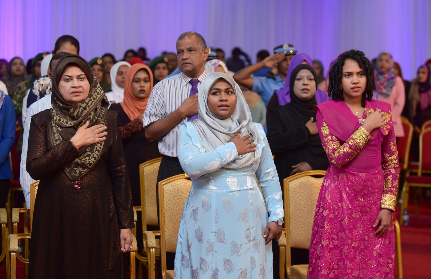 މާލެ: މާޗް 8، 2018- ބައިނަލްއަގުވާމީ އަންހެނުންގެ ދުވަސް ފާހަގަ ކުރުމުގެ ގޮތުން ދަރުބާރު ގޭގައި ބޭއްވި ހާއްސަ ޖަލްސާގެ ތެރެއިން: މިޖަލްސާގައި އަންހެނުން ކުރާ މަސައްކަތާއި ޚިދުމަތުގެ އަގު ވަޒަން ކުރުމުގެ ގޮތުން ސަރުކާރުން ދޭ ރެހެންދި އެވޯޑު 3 އަންހެން ބޭފުޅަކަށް ވަނީ ދީފައި. އެވޯޑް ލިބުނީ ނަރުހެއްގެ ގޮތުގައި 49 އަހަރު ހިދުމަތް ކުރައްވާފައިވާ އައިމިނަތު ވަހީދާ އާއި ފުލުހުންގެ އިންސްޕެކްޓަރެއްގެ މަގާމުގައި ހުންނެވި ފާތިމަތު ނަޝްވާ އާއި ޑައިވަރެއްގެ ގޮތުގައި ބޮޑެތި ކާމިޔާބީތަކެއް ހޯދާފައިވާ ޑައިވަރު، ޒޫނާ ނަސީމަށް.---ފޮޓޯ: ހުސެއިން ވަހީދު/މިހާރު