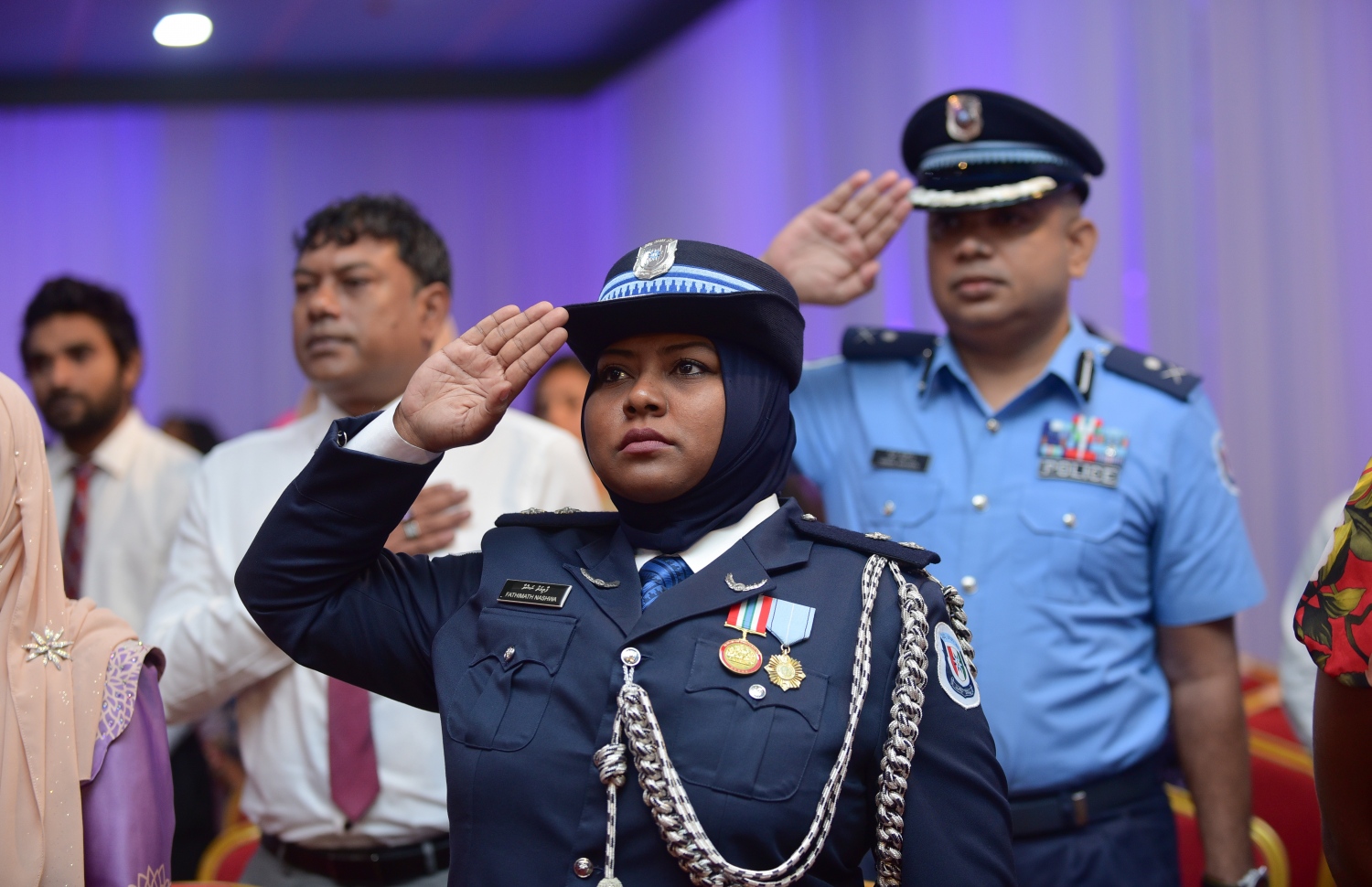 މާލެ: މާޗް 8، 2018- ބައިނަލްއަގުވާމީ އަންހެނުންގެ ދުވަސް ފާހަގަ ކުރުމުގެ ގޮތުން ދަރުބާރު ގޭގައި ބޭއްވި ހާއްސަ ޖަލްސާގައި ރެހެންދި އެވޯޑު ލިބިވަޑައިގެންނެވި ފާތިމަތު ނަޝްވާ، ގައުމީ ސަލާމުގައި ބައިވެރިވަނީ: މިޖަލްސާގައި އަންހެނުން ކުރާ މަސައްކަތާއި ޚިދުމަތުގެ އަގު ވަޒަން ކުރުމުގެ ގޮތުން ސަރުކާރުން ދޭ ރެހެންދި އެވޯޑު 3 އަންހެން ބޭފުޅަކަށް ވަނީ ދީފައި. އެވޯޑް ލިބުނީ ނަރުހެއްގެ ގޮތުގައި 49 އަހަރު ހިދުމަތް ކުރައްވާފައިވާ އައިމިނަތު ވަހީދާ އާއި ފުލުހުންގެ އިންސްޕެކްޓަރެއްގެ މަގާމުގައި ހުންނެވި ފާތިމަތު ނަޝްވާ އާއި ޑައިވަރެއްގެ ގޮތުގައި ބޮޑެތި ކާމިޔާބީތަކެއް ހޯދާފައިވާ ޑައިވަރު، ޒޫނާ ނަސީމަށް.---ފޮޓޯ: ހުސެއިން ވަހީދު/މިހާރު