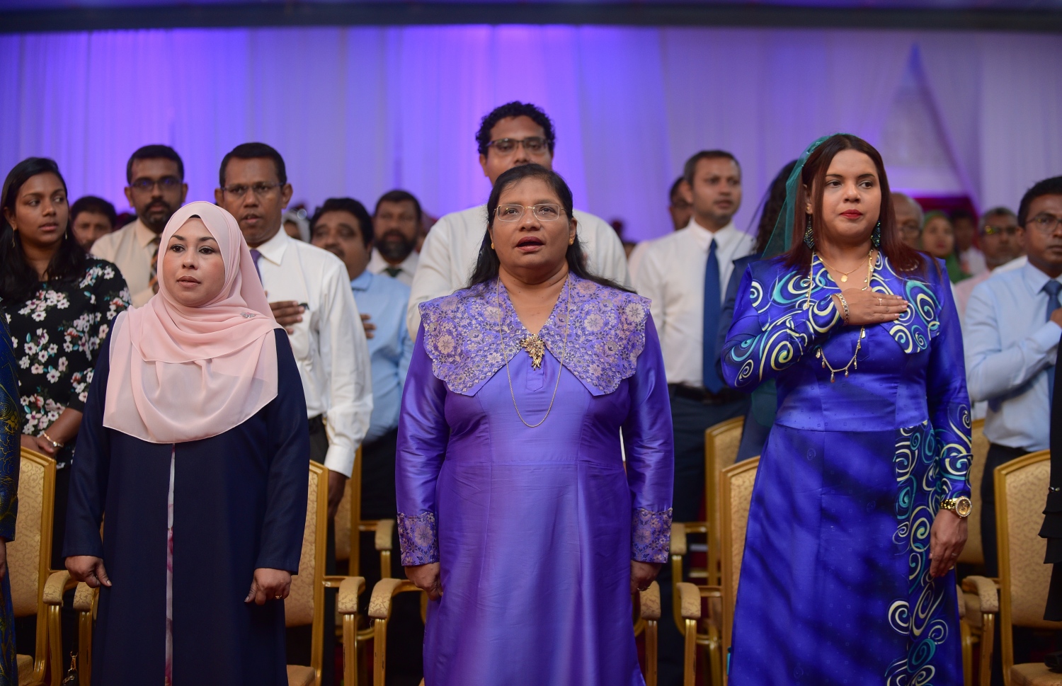 މާލެ: މާޗް 8، 2018- ބައިނަލްއަގުވާމީ އަންހެނުންގެ ދުވަސް ފާހަގަ ކުރުމުގެ ގޮތުން ދަރުބާރު ގޭގައި ބޭއްވި ހާއްސަ ޖަލްސާގެ ތެރެއިން: މިޖަލްސާގައި އަންހެނުން ކުރާ މަސައްކަތާއި ޚިދުމަތުގެ އަގު ވަޒަން ކުރުމުގެ ގޮތުން ސަރުކާރުން ދޭ ރެހެންދި އެވޯޑު 3 އަންހެން ބޭފުޅަކަށް ވަނީ ދީފައި. އެވޯޑް ލިބުނީ ނަރުހެއްގެ ގޮތުގައި 49 އަހަރު ހިދުމަތް ކުރައްވާފައިވާ އައިމިނަތު ވަހީދާ އާއި ފުލުހުންގެ އިންސްޕެކްޓަރެއްގެ މަގާމުގައި ހުންނެވި ފާތިމަތު ނަޝްވާ އާއި ޑައިވަރެއްގެ ގޮތުގައި ބޮޑެތި ކާމިޔާބީތަކެއް ހޯދާފައިވާ ޑައިވަރު، ޒޫނާ ނަސީމަށް.---ފޮޓޯ: ހުސެއިން ވަހީދު/މިހާރު