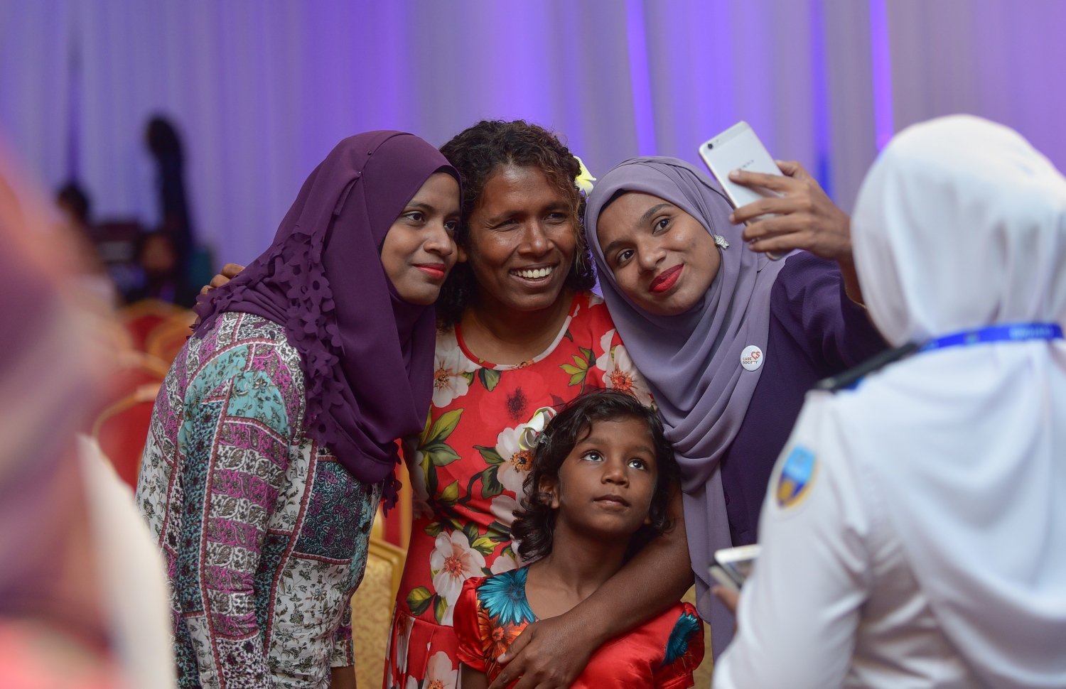 މާލެ: މާޗް 8، 2018- ބައިނަލްއަގުވާމީ އަންހެނުންގެ ދުވަސް ފާހަގަ ކުރުމުގެ ގޮތުން ދަރުބާރު ގޭގައި ބޭއްވި ހާއްސަ ޖަލްސާގައި ރެހެންދި އެވޯޑު ލިބިވަޑައިގެންނެވި ޒޫނާ ނަސީމް ގުރޫޕު ސެލްފީއެއްގައި ބައިވެރިވަނީ: މިޖަލްސާގައި އަންހެނުން ކުރާ މަސައްކަތާއި ޚިދުމަތުގެ އަގު ވަޒަން ކުރުމުގެ ގޮތުން ސަރުކާރުން ދޭ ރެހެންދި އެވޯޑު 3 އަންހެން ބޭފުޅަކަށް ވަނީ ދީފައި. އެވޯޑް ލިބުނީ ނަރުހެއްގެ ގޮތުގައި 49 އަހަރު ހިދުމަތް ކުރައްވާފައިވާ އައިމިނަތު ވަހީދާ އާއި ފުލުހުންގެ އިންސްޕެކްޓަރެއްގެ މަގާމުގައި ހުންނެވި ފާތިމަތު ނަޝްވާ އާއި ޑައިވަރެއްގެ ގޮތުގައި ބޮޑެތި ކާމިޔާބީތަކެއް ހޯދާފައިވާ ޑައިވަރު، ޒޫނާ ނަސީމަށް.---ފޮޓޯ: ހުސެއިން ވަހީދު/މިހާރު