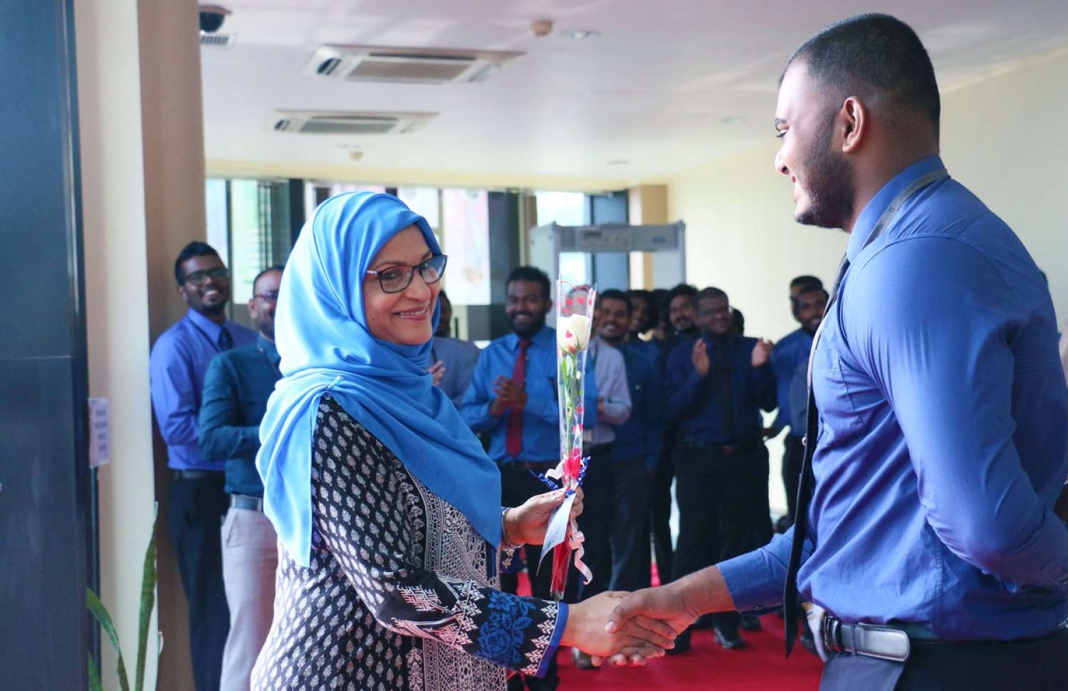 މާލެ: މާޗު 8، 2018: ބައިނަލްއަގުވާމީ އަންހެނުންގެ ދުވަސް ފާހަގަކުރުމުގެ ގޮތުން އެމްއެމްއޭ އިން ބޭއްވި ރަސްމިއްޔާތެއްގައި އެތަނުުގެ މުވައްޒަފުންނަށް ފިނިފެންމާ ދެނީ.-- ފޮޓޯ: ޓްވިޓާ