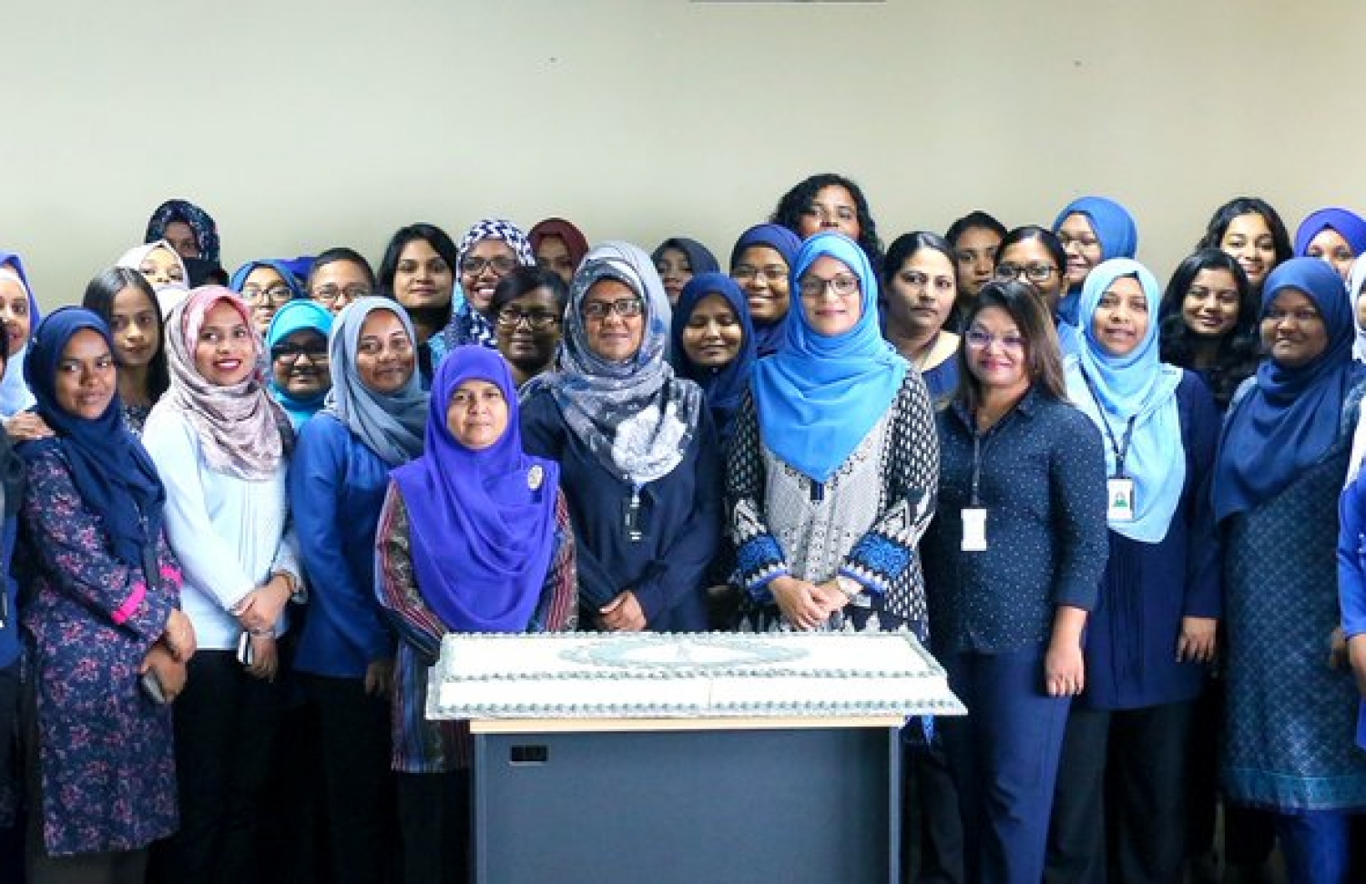 މާލެ: މާޗު 8، 2018: ބައިނަލްއަގުވާމީ އަންހެނުންގެ ދުވަސް ފާހަގަކުރުމުގެ ގޮތުން އެމްއެމްއޭ އިން ބޭއްވި ކޭކު ފެޅުމުގެ ރަސްމިއްޔާތެއްގައި އެތަނުުގެ މުވައްޒަފުން ބައިވެރިވަނީ.-- ފޮޓޯ: ޓްވިޓާ