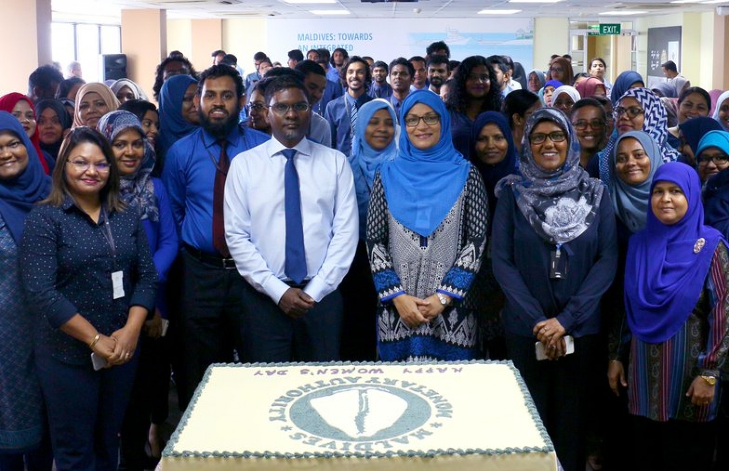 މާލެ: މާޗު 8، 2018: ބައިނަލްއަގުވާމީ އަންހެނުންގެ ދުވަސް ފާހަގަކުރުމުގެ ގޮތުން އެމްއެމްއޭ އިން ބޭއްވި ކޭކު ފެޅުމުގެ ރަސްމިއްޔާތެއްގައި އެތަނުުގެ މުވައްޒަފުން ބައިވެރިވަނީ.-- ފޮޓޯ: ޓްވިޓާ