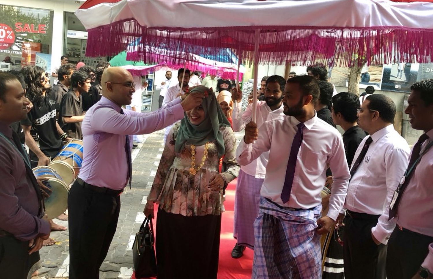 މާލެ: މާޗު 8، 2018: ބައިނަލްއަގުވާމީ އަންހެނުންގެ ދުވަސް ފާހަގަކުރުމުގެ ގޮތުން މީރާއިން އެތަނުގެ އަންހެން މުވައްޒަފުންނަށް ރަތް ދޫލައިން މަރުހަބާ ކިޔަނީ.-- ފޮޓޯ: ޓްވިޓާ