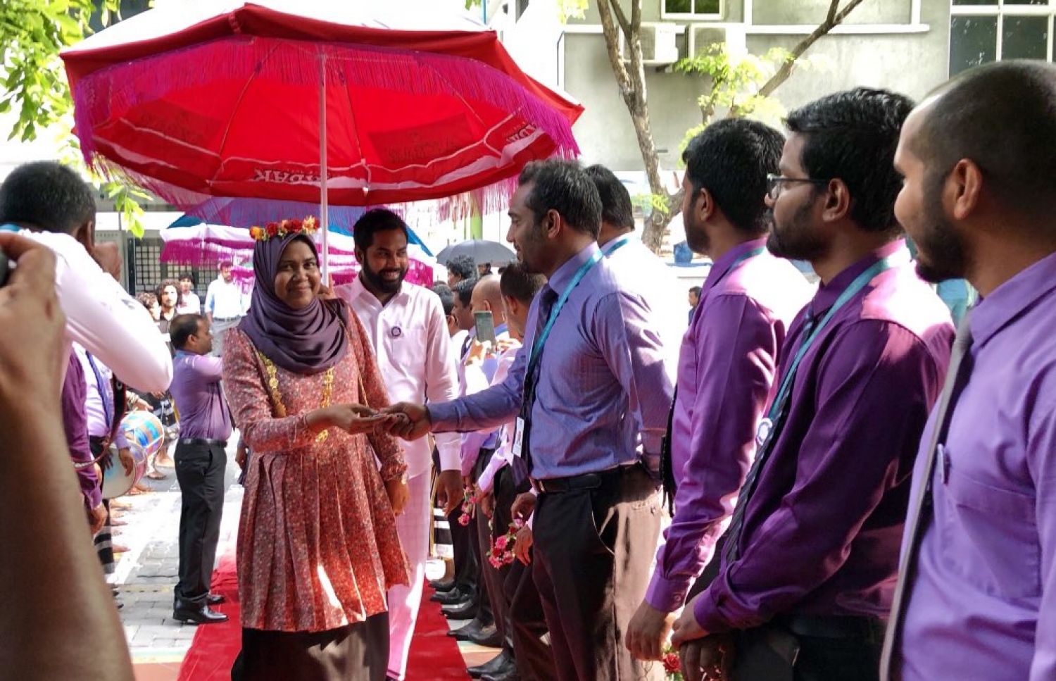 މާލެ: މާޗު 8، 2018: ބައިނަލްއަގުވާމީ އަންހެނުންގެ ދުވަސް ފާހަގަކުރުމުގެ ގޮތުން މީރާއިން އެތަނުގެ އަންހެން މުވައްޒަފުންނަށް ރަތް ދޫލައިން މަރުހަބާ ކިޔަނީ.-- ފޮޓޯ: ޓްވިޓާ