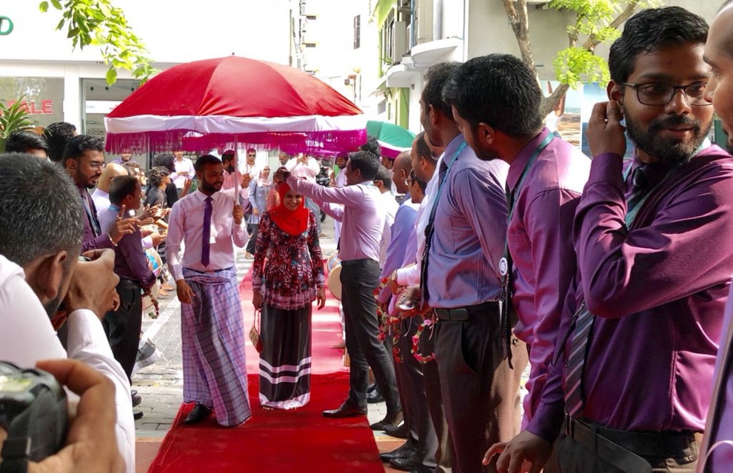 މާލެ: މާޗު 8، 2018: ބައިނަލްއަގުވާމީ އަންހެނުންގެ ދުވަސް ފާހަގަކުރުމުގެ ގޮތުން މީރާއިން އެތަނުގެ އަންހެން މުވައްޒަފުންނަށް ރަތް ދޫލައިން މަރުހަބާ ކިޔަނީ.-- ފޮޓޯ: ޓްވިޓާ