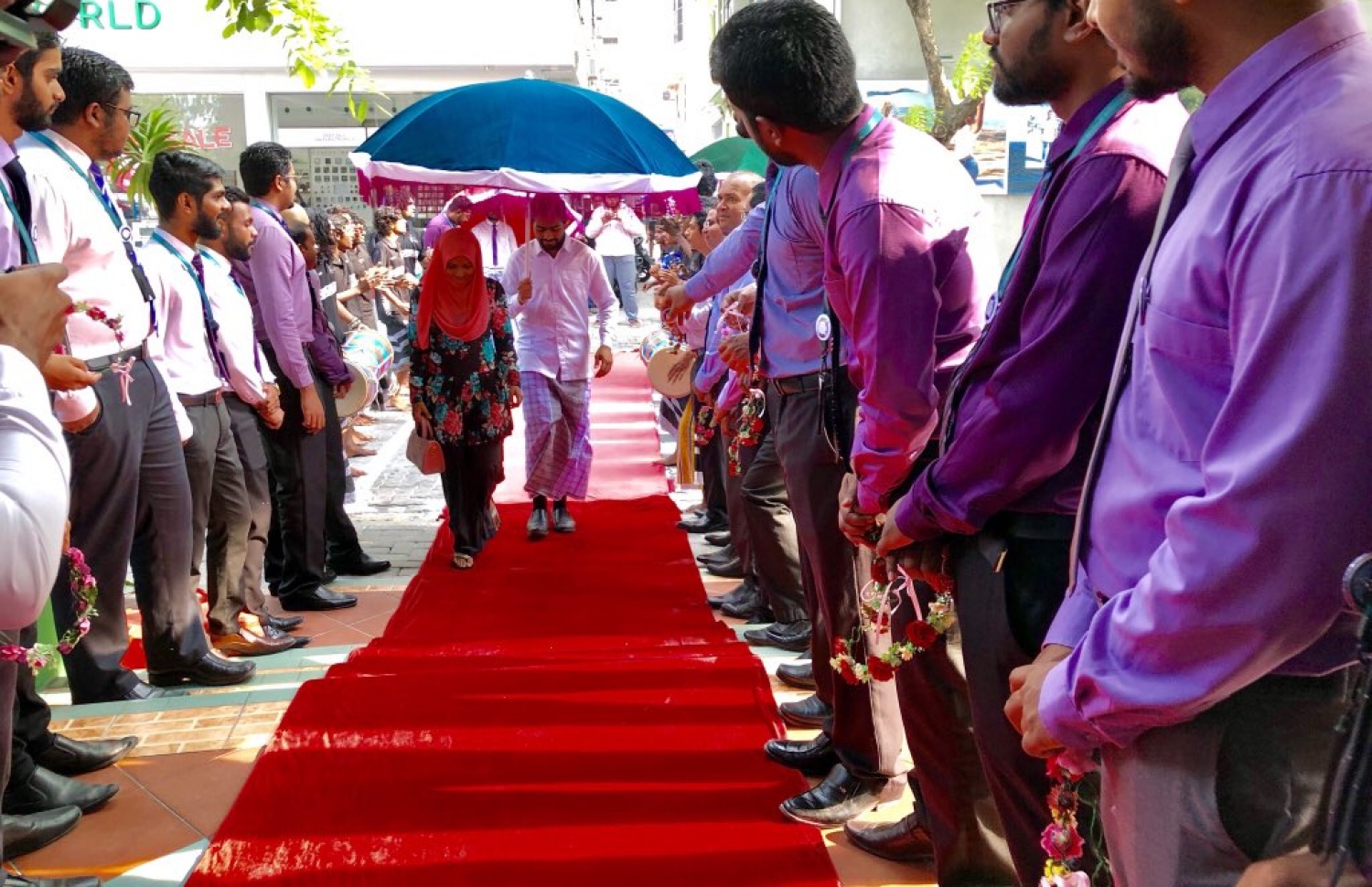 މާލެ: މާޗު 8، 2018: ބައިނަލްއަގުވާމީ އަންހެނުންގެ ދުވަސް ފާހަގަކުރުމުގެ ގޮތުން މީރާއިން އެތަނުގެ އަންހެން މުވައްޒަފުންނަށް ރަތް ދޫލައިން މަރުހަބާ ކިޔަނީ.-- ފޮޓޯ: ޓްވިޓާ