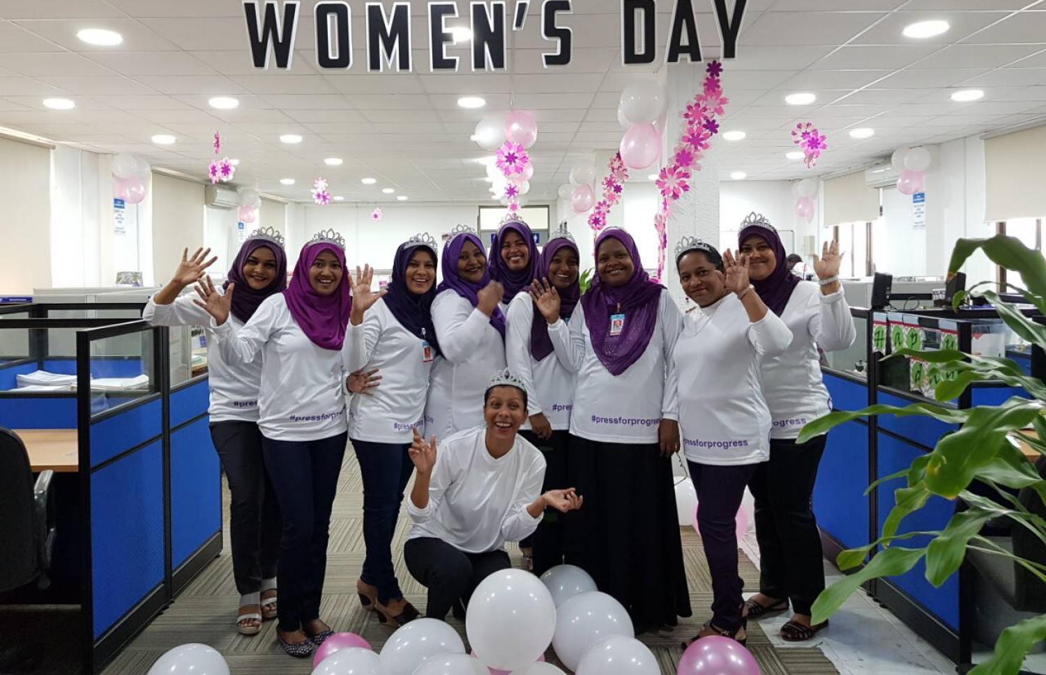 މާލެ: މާޗު 8، 2018: ބައިނަލްއަގުވާމީ އަންހެނުންގެ ދުވަސް ފާހަގަކުރުމުގެ ގޮތުން އެމްއޭސީއެލްގެ މުވައްޒަފުން ހުދު ޓީޝާޓާއި ދަނބު ކުލައިގެ ބުރުގާގައި.-- ފޮޓޯ: އެމްއޭސީއެލް