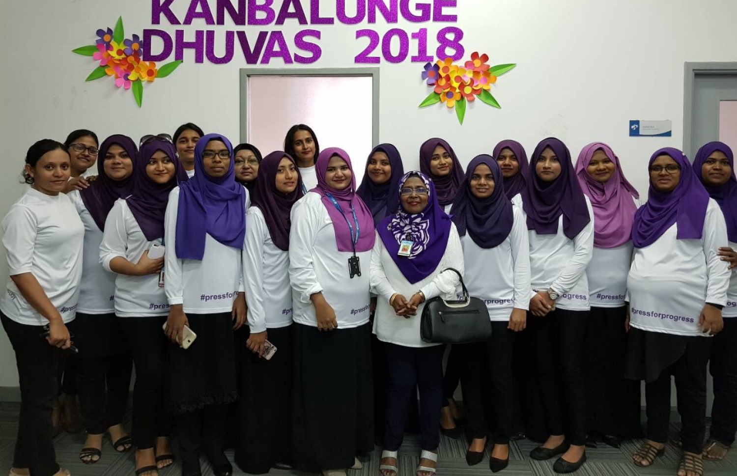 މާލެ: މާޗު 8، 2018: ބައިނަލްއަގުވާމީ އަންހެނުންގެ ދުވަސް ފާހަގަކުރުމުގެ ގޮތުން އެމްއޭސީއެލްގެ މުވައްޒަފުން ހުދު ޓީޝާޓާއި ދަނބު ކުލައިގެ ބުރުގާގައި ފޮޓޯއަކަށް ހުއްޓިގެން.-- ފޮޓޯ: އެމްއޭސީއެލް