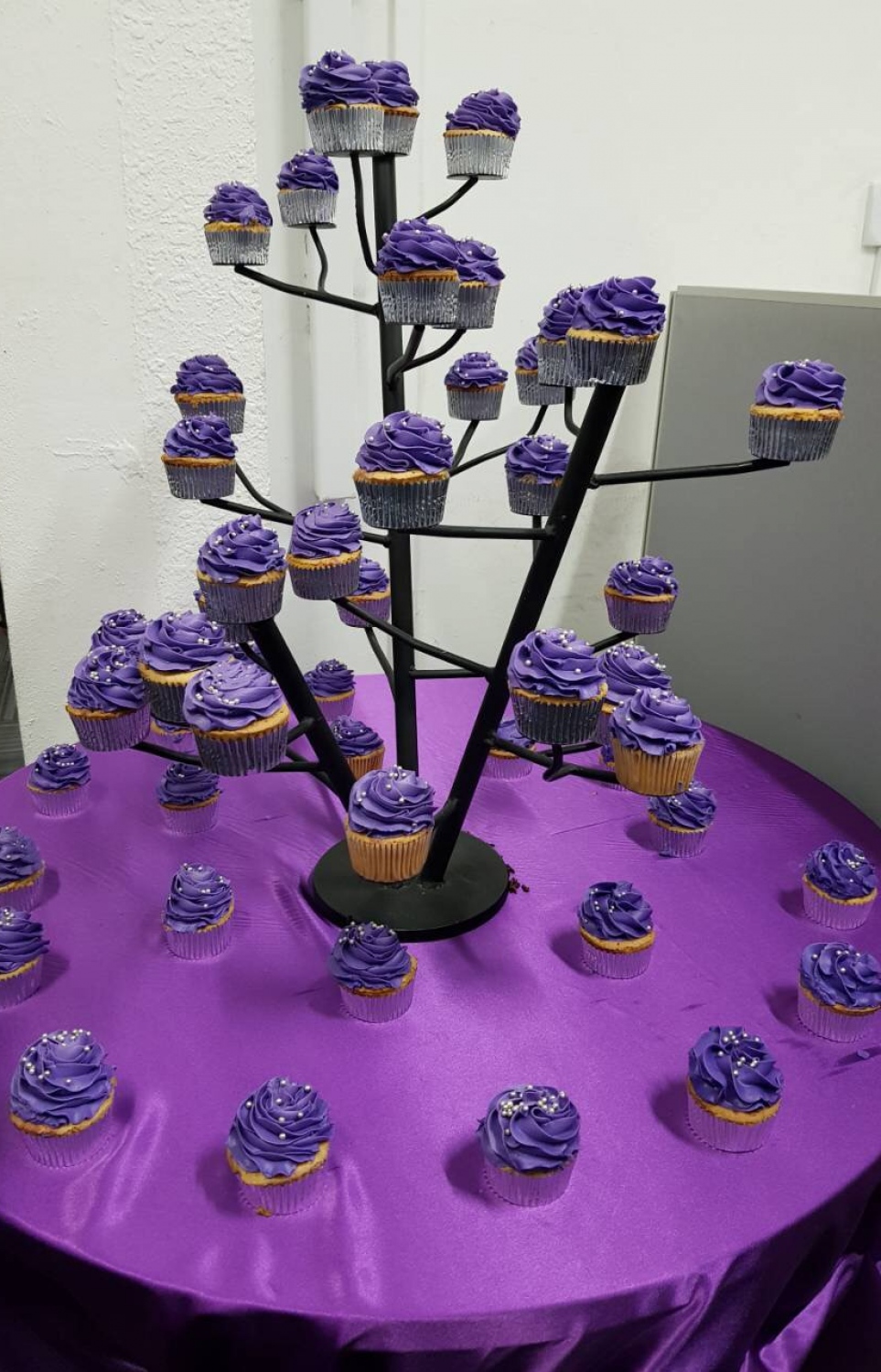 މާލެ: މާޗު 8، 2018: ބައިނަލްއަގުވާމީ އަންހެނުންގެ ދުވަސް ފާހަގަކުރުމުގެ ގޮތުން އެމްއޭސީއެލްގެ ކަނބަލުންނަށް ހަދާފައިވާ ކޭކެއް.-- ފޮޓޯ: އެމްއޭސީއެލް