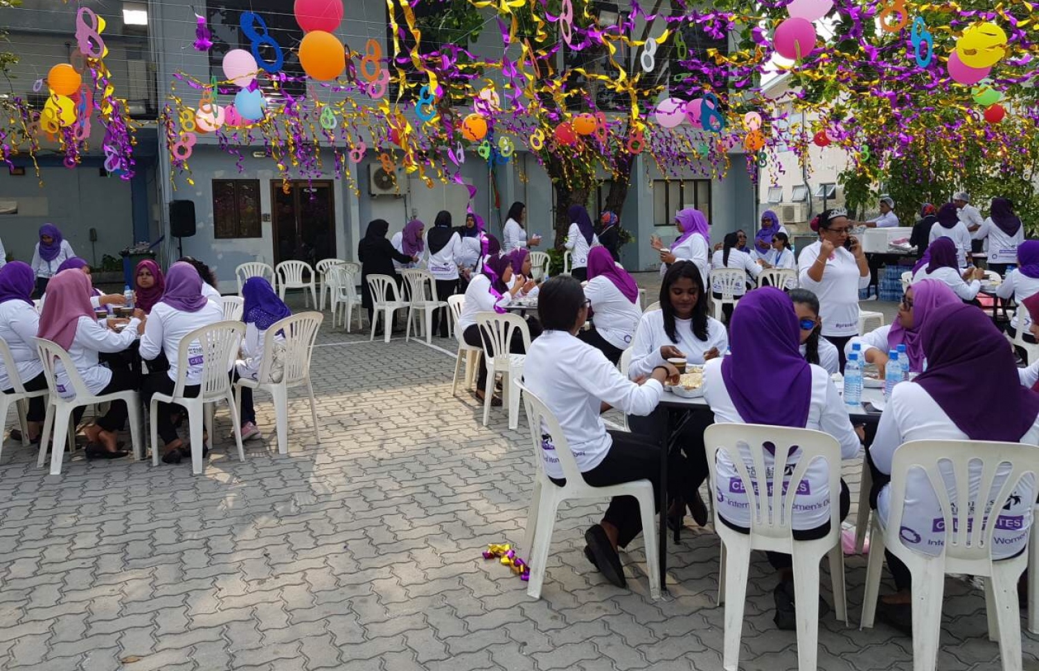 މާލެ: މާޗު 8، 2018: ބައިނަލްއަގުވާމީ އަންހެނުންގެ ދުވަސް ފާހަގަކުރުމުގެ ގޮތުން އެމްއޭސީއެލްގެ މުވައްޒަފުން ހުދު ޓީޝާޓާއި ދަނބު ކުލައިގެ ބުރުގާގައި.-- ފޮޓޯ: އެމްއޭސީއެލް