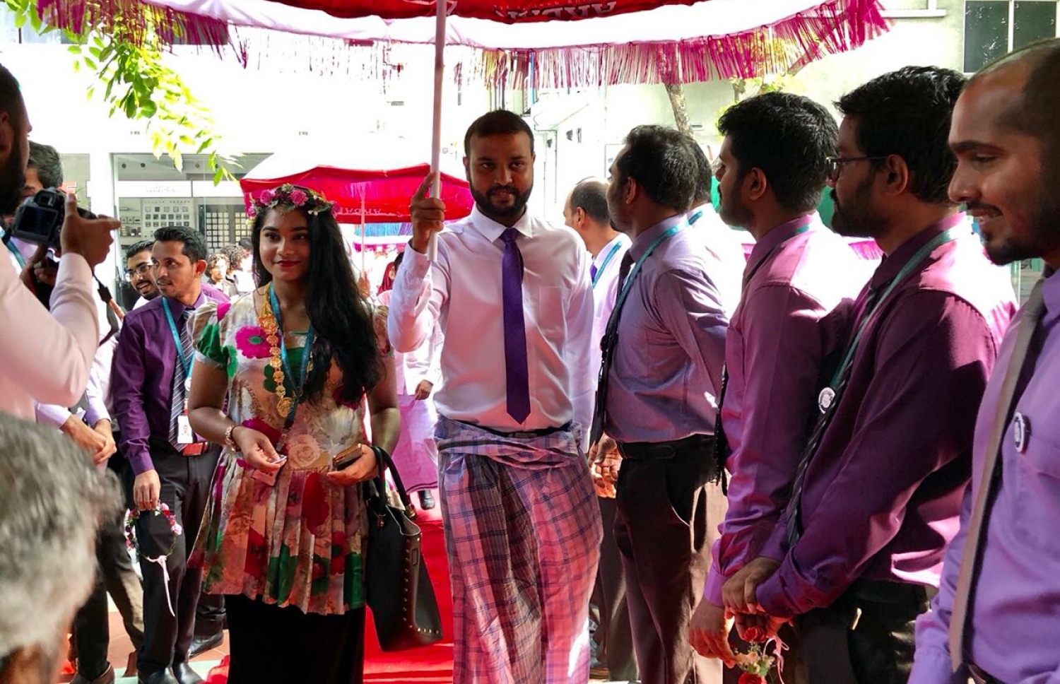 މާލެ: މާޗު 8، 2018: ބައިނަލްއަގުވާމީ އަންހެނުންގެ ދުވަސް ފާހަގަކުރުމުގެ ގޮތުން މީރާއިން އެތަނުގެ އަންހެން މުވައްޒަފުންނަށް ރަތް ދޫލައިން މަރުހަބާ ކިޔަނީ.-- ފޮޓޯ: ޓްވިޓާ