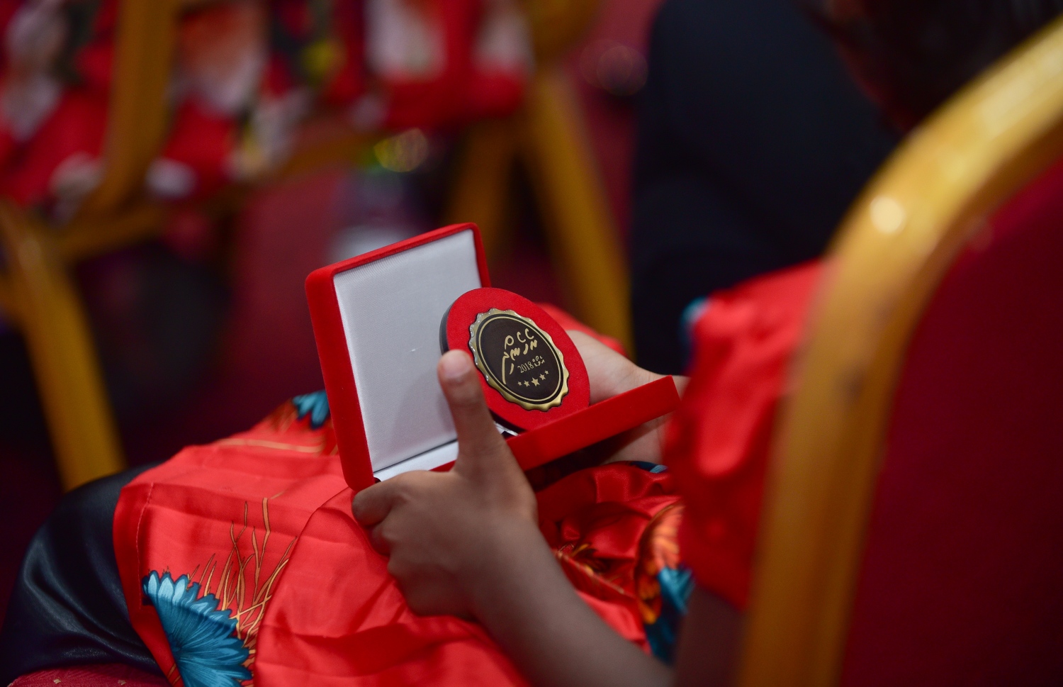 މާލެ: މާޗް 8، 2018- ބައިނަލްއަގުވާމީ އަންހެނުންގެ ދުވަސް ފާހަގަ ކުރުމުގެ ގޮތުން ދަރުބާރު ގޭގައި ބޭއްވި ހާއްސަ ޖަލްސާ ހާއްސަވެފައިވާ ރެހެންދި އެވޯޑު: މިޖަލްސާގައި އަންހެނުން ކުރާ މަސައްކަތާއި ޚިދުމަތުގެ އަގު ވަޒަން ކުރުމުގެ ގޮތުން ސަރުކާރުން ދޭ ރެހެންދި އެވޯޑު 3 އަންހެން ބޭފުޅަކަށް ވަނީ ދީފައި. އެވޯޑް ލިބުނީ ނަރުހެއްގެ ގޮތުގައި 49 އަހަރު ހިދުމަތް ކުރައްވާފައިވާ އައިމިނަތު ވަހީދާ އާއި ފުލުހުންގެ އިންސްޕެކްޓަރެއްގެ މަގާމުގައި ހުންނެވި ފާތިމަތު ނަޝްވާ އާއި ޑައިވަރެއްގެ ގޮތުގައި ބޮޑެތި ކާމިޔާބީތަކެއް ހޯދާފައިވާ ޑައިވަރު، ޒޫނާ ނަސީމަށް.---ފޮޓޯ: ހުސެއިން ވަހީދު/މިހާރު