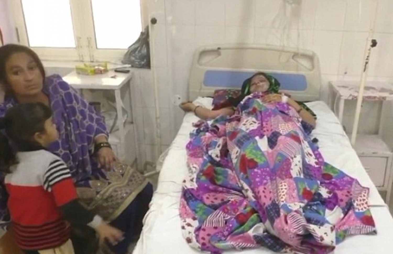 ފަރާ އަށް ހޮސްޕިޓަލްގައި ފަރުވާ ދޭ އިރު އާއިލާގެ މީހަކު ކައިރީގައި: