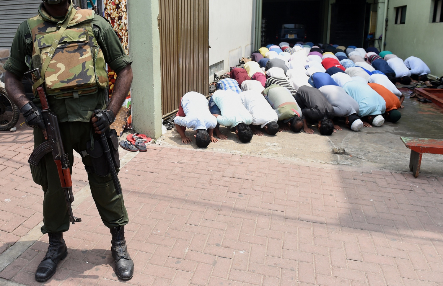 ލަންކާގެ މުސްލިމުން ހުކުރު ކުރަމުން ދިޔައިރު ސިފައިންގެ މީހަކު މިސްކިތް ބޭރުގައި ފޯރިއަށް. --ފޮޓޯ:އޭއެފްޕީ