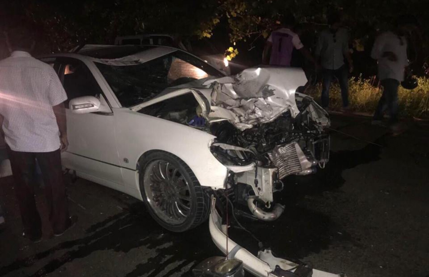 އައްޑޫގައި ރޭ އެކްސިޑެންޓްވި ކާރު: ކާރު އެކްސިޑެންޓްވީ ސައިކަލަކާ. ފޮޓޯ/ އައްޑޫލައިވް