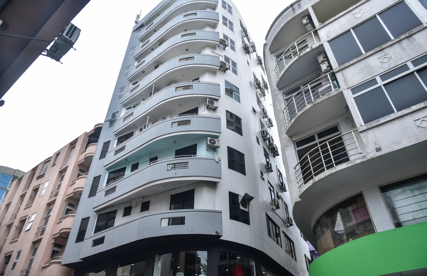 މ. ވީނަސް (މ) ގައި: މި އިމާރާތުގެ ފަސް ވަނަ ބުރީގެ ބެލްކަނީގައި އެލިގަނެގެން އިޔާޝް އޮތްތަން ބަޔަކަށް ފެނުނު (މ).---ފޮޓޯ: ހުސެއިން ވަހީދު/މިހާރު