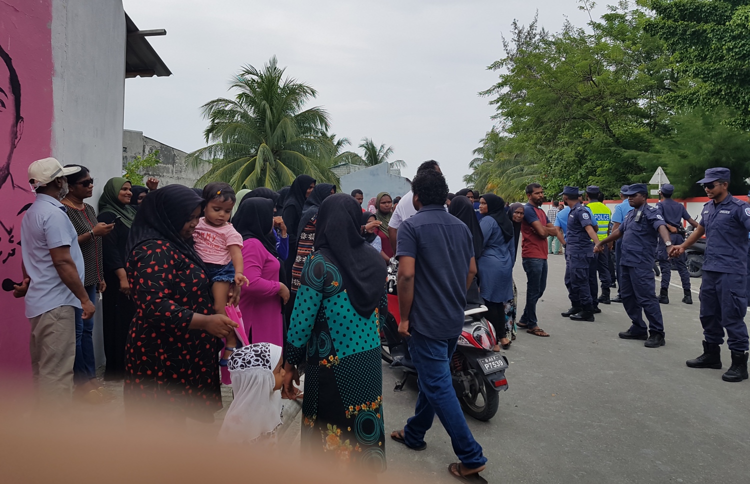 އިހްތިޖާޖް ކުރި މުވައްޒަފުންނަށް ފިޔަވަޅު އަޅަން ނިންމާފައިވާ ކަމަށް ބުނެ އަބޫބަކުރު ސްކޫލުގެ ބެލެނިވެރިން މުޒާހަރާ ކުރަނީ