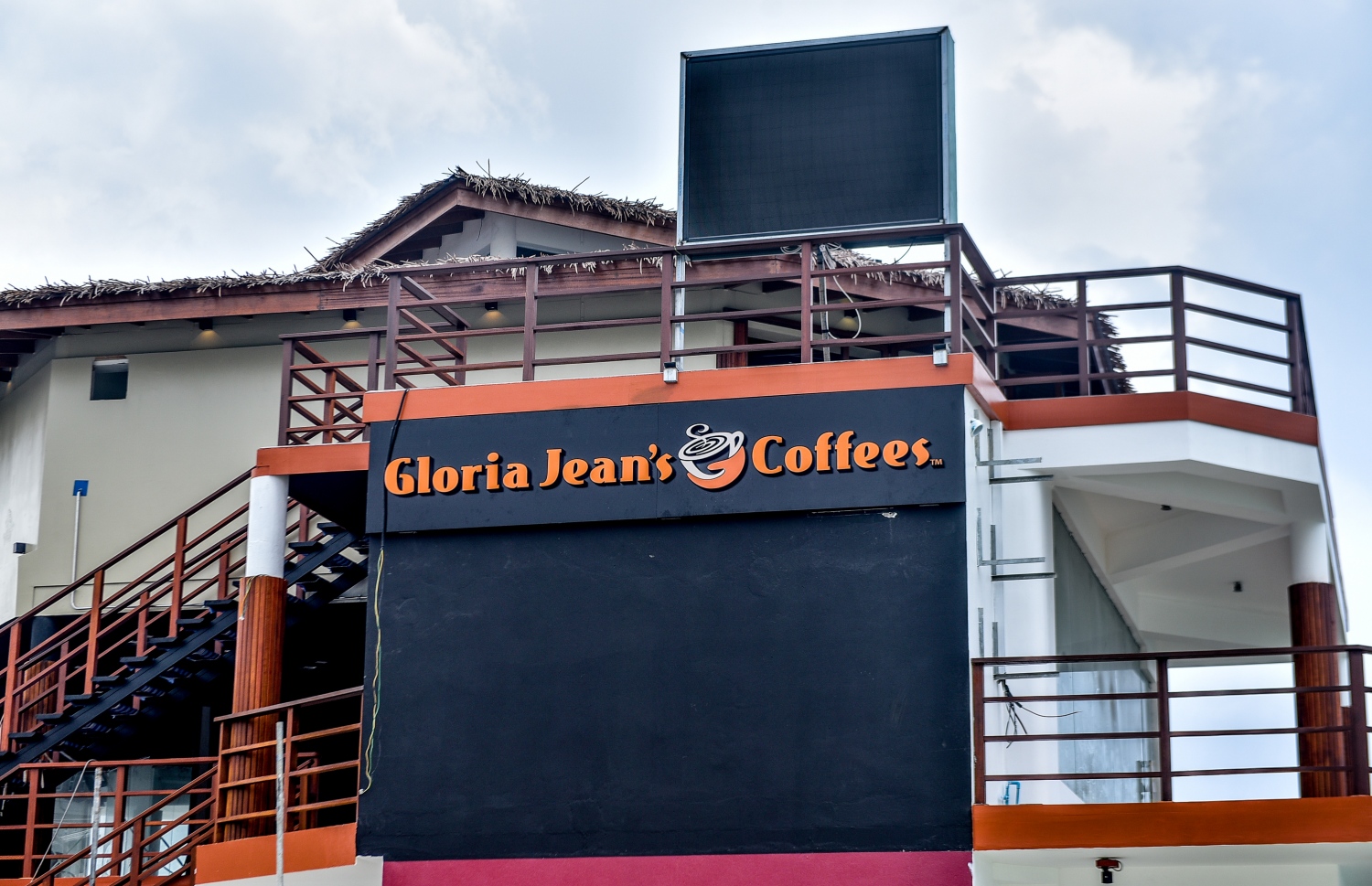 ރަސްފަންނުގައި ހަދާ ޕެވިލިއަން: ހަތަރު ފްރެންޗައިސް ބްރޭންޑާއެކު މިމަހު ފަހުކޮޅު އެތަން ހުޅުވާނެ ކަމަށް ބުނޭ. ފޮޓޯ: ނިޝާން އަލީ /މިހާރު