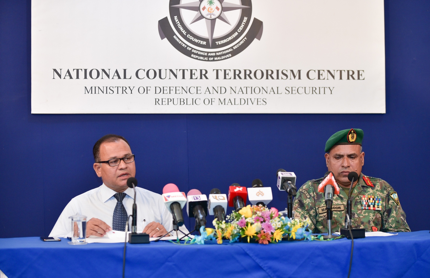 އެންސީޓީސީން ބޭއްވި ޕްރެސް ކޮންފަރެންސެއްގައި ޑިފެންސް މިނިސްޓަރު އާދަމް ޝަރީފް އާއި ޒަކަރިއްޔާ މަންސޫރު ނޫސްވެރިންނާ ވާހަކަ ދައްކަވަނީ. --ފޮޓޯ: ހުސެއިން ވަހީދު/މިހާރު