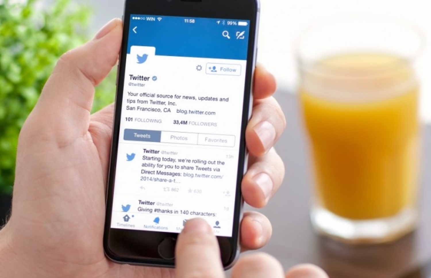 މީހަކު ފޯނުން ޓްވިޓާ ބޭނުން ކުރަނީ.