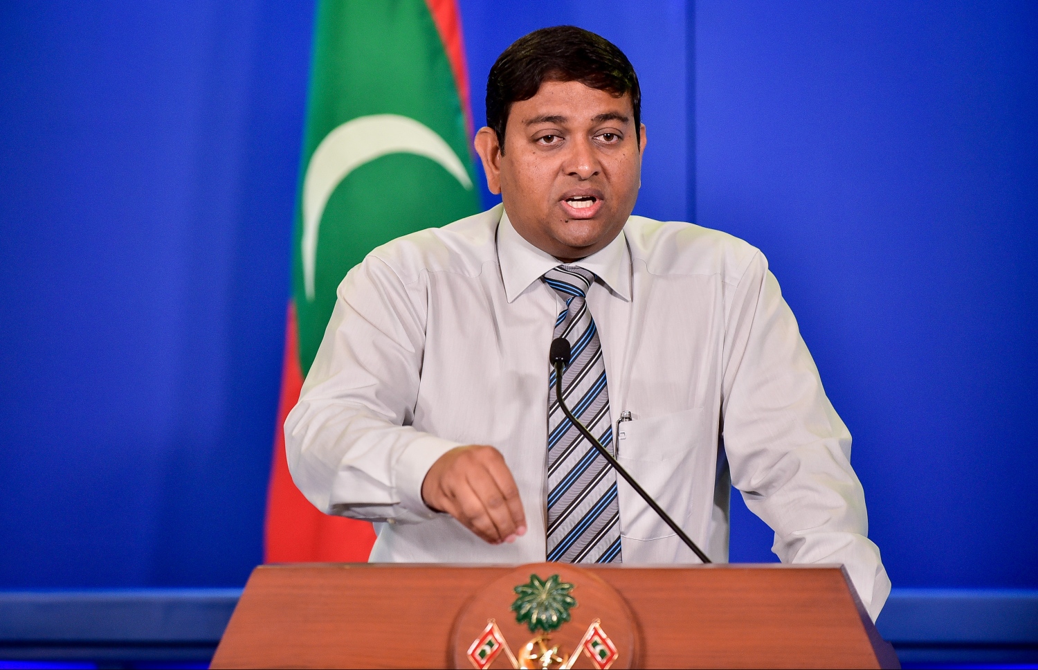 ސިޔާސީ ޕާޓީތަކުގެ މަޝްވަރާއާ ގުޅޭ ގޮތުން ޝައިނީ ނޫސްވެރިންނާ ވާހަކަ ދައްކަވަނީ.--ފޮޓޯ: ނިޝާން އަލީ/ މިހާރު