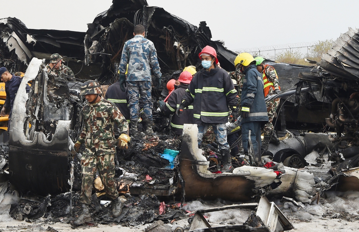 ވެއްޓުނު ބަންގްލަދޭޝްގެ ބޯޓު ކައިރީ ރެސްކިއު ޓީމުތަކުން ހަރަކާތްތެރި ވަނީ. --ފޮޓޯ:އޭއެފްޕީ