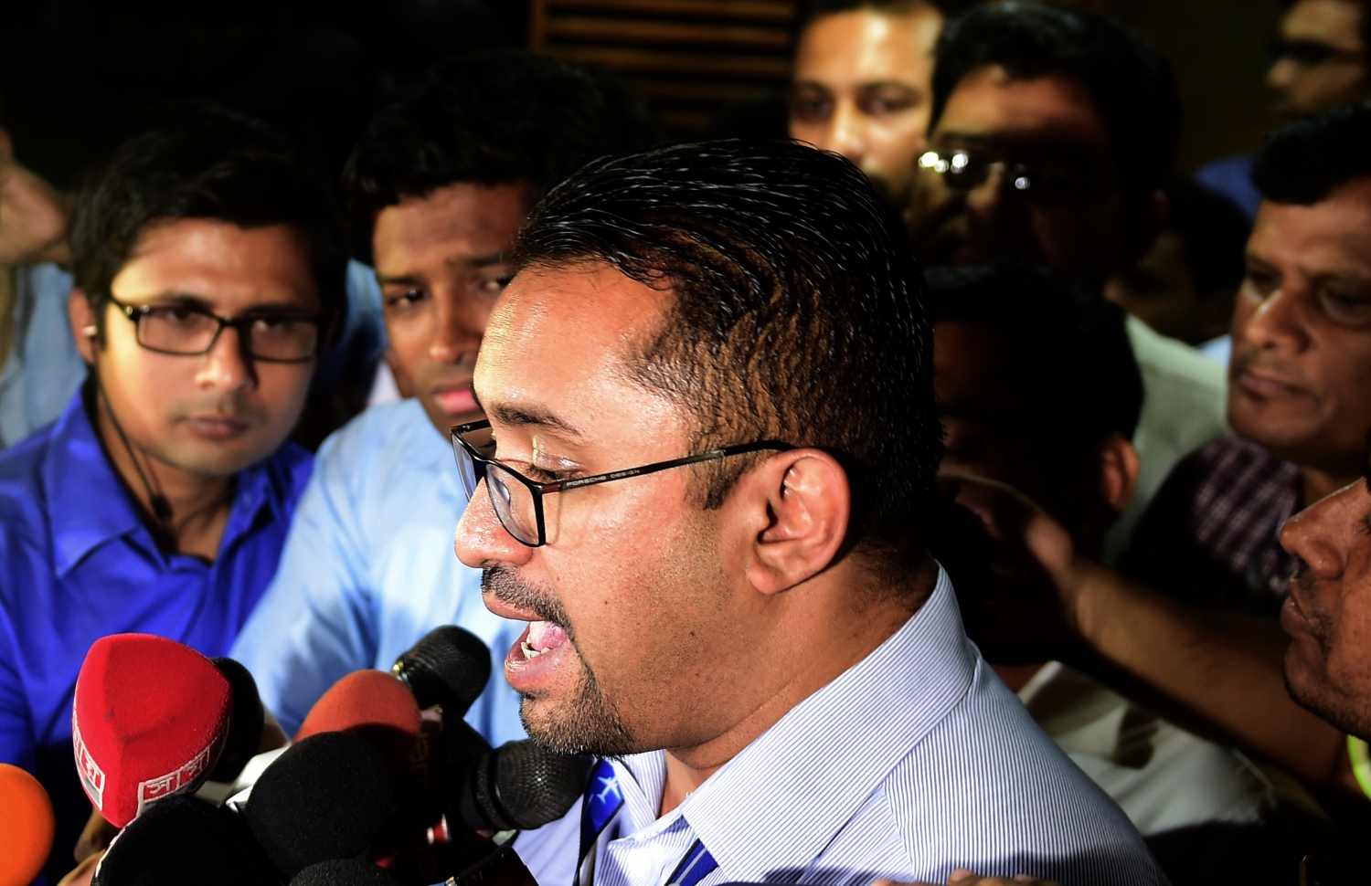 ޔޫއެސް-ބަންގްލާ އެއާލައިނުގެ ސީއީއޯ އިމްރާން އާސިފް ނޫސްވެރިންނާ ވާހަކަ ދައްކަވަނީ. --ފޮޓޯ:އޭއެފްޕީ