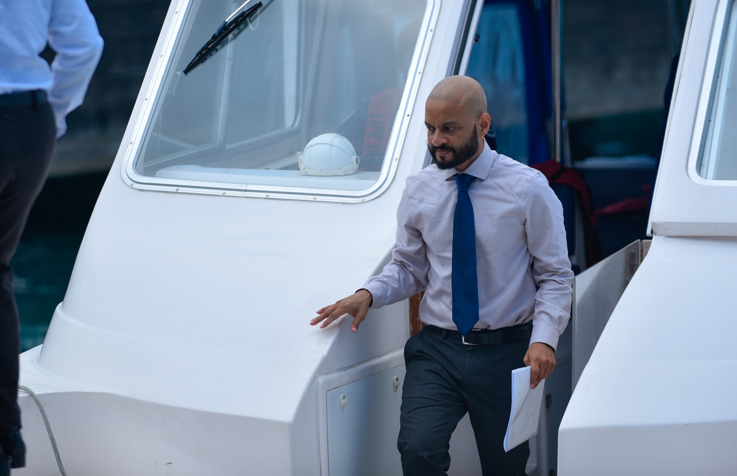 ކްރިމިނަލް ކޯޓުގައި މިއަދު ބޭއްވި ޝަރީއަތުގެ އަޑުއެހުމަށް ފުލުހުންގެ ލޯންޗުގައި ފާރިސް މާލެ އަށް ފައިބާވަޑައިގަންނަވަނީ.---ފޮޓޯ: ހުސެއިން ވަހީދު/މިހާރު