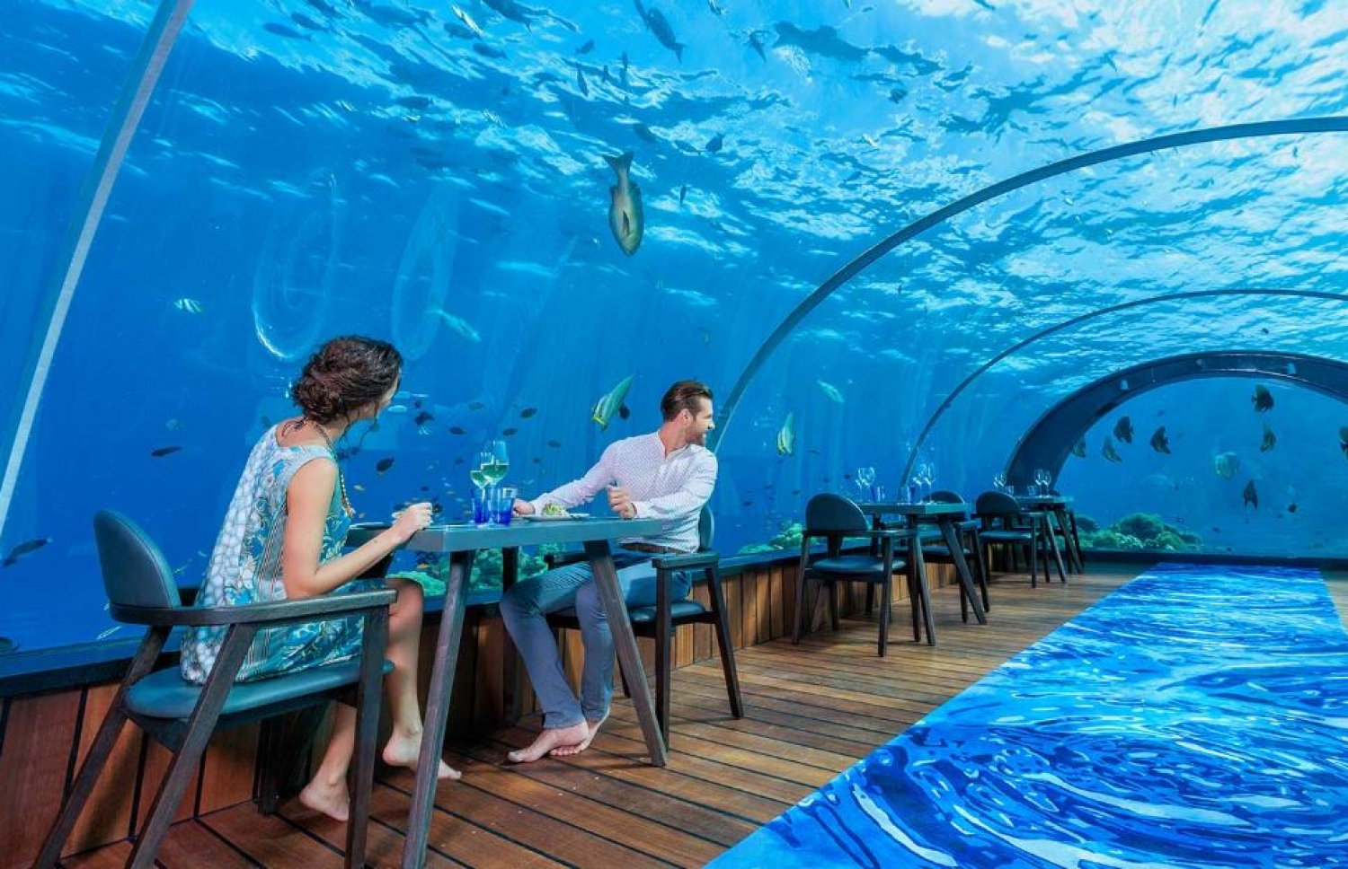 ހުރަވަޅި ރިސޯޓްގެ ކަނޑުއަޑީގެ ރެސްޓޯރެންޓުގައި ދެ ޓޫރިސްޓަކު: ޓޫރިޒަމް ދާއިރާގެ ކަންބޮޑުވުންތަކަށް ހައްލު ހޯދަން މިނިސްޓްރީން އޮތީ ތައްޔާރަށް.