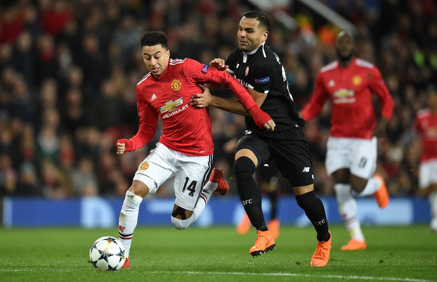 މެންޗެސްޓާ ޔުނައިޓެޑުގެ ޖެސޭ ލިންގާޑް (ވ) އަތުން ބޯޅަ ހޯދަން ސެވިއްޔާގެ ގެބްރިއަލް މެސާޑޯ މަސައްކަތްކުރަނީ. --ފޮޓޯ: އޭއެފްޕީ