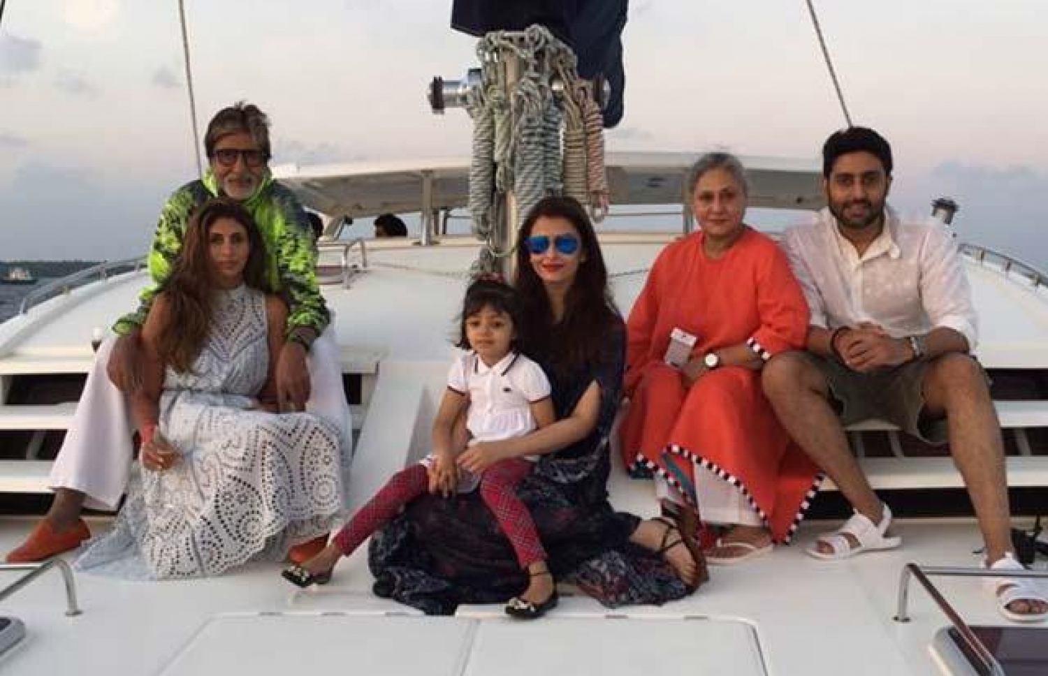 އަމީތާބްގެ އާއިލާ މިދިޔަ އަހަރު ރާއްޖޭގެ ޗުއްޓީ ދަތުރުގެ ތެރެއިން.