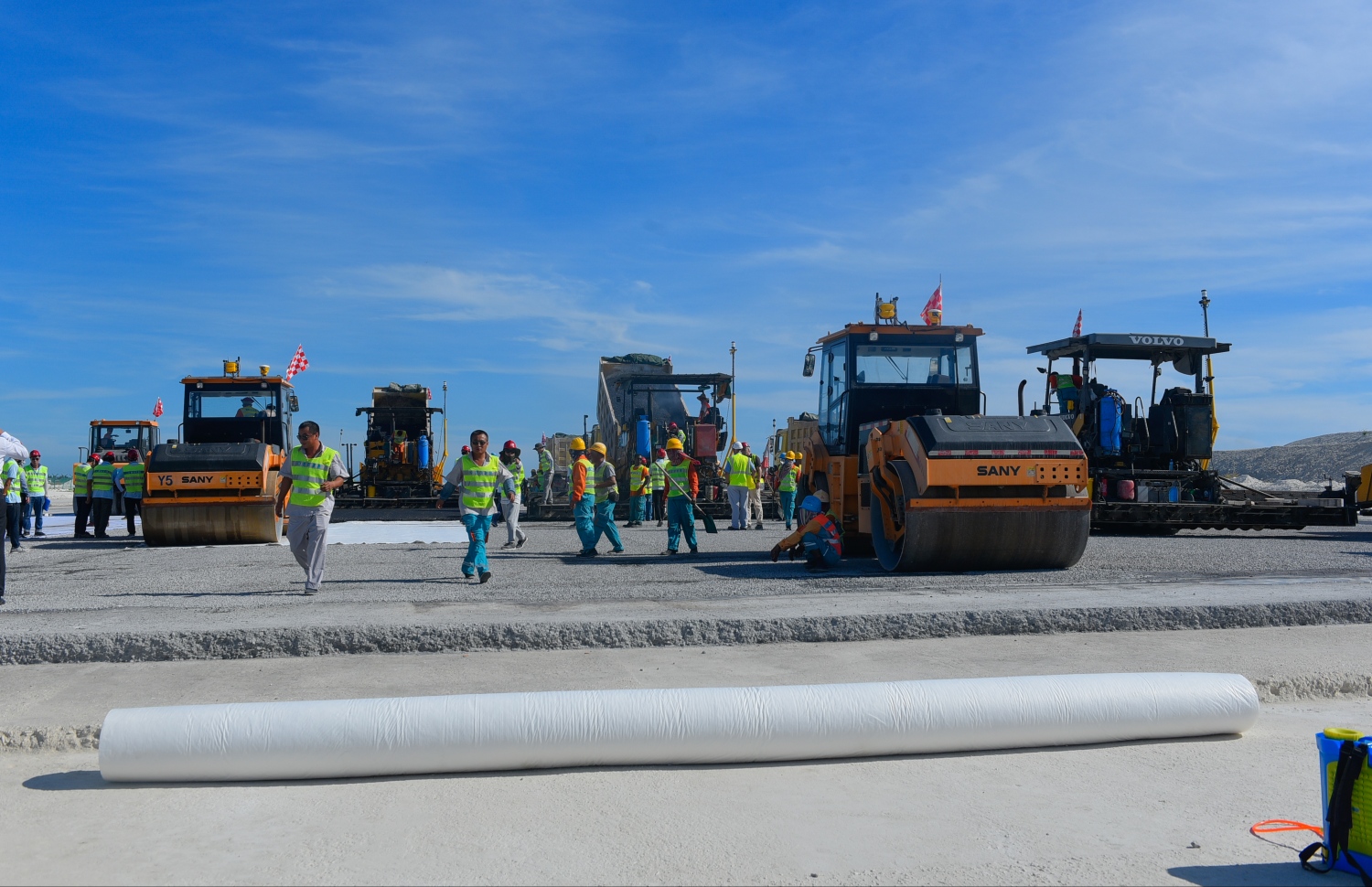 ހުޅުލެ: މާޗު 14، 2018: ވެލާނާ އިންޓަނޭޝަނަލް އެއާޕޯޓުގައި ހަދާ އާ ރަންވޭގެ ފުރަތަމަ ތާރު ފަށަލަ އެޅުމުގެ މަސައްކަތްކުރަނީ.-- ފޮޓޯ: ހުސެން ވަހީދު /މިހާރު