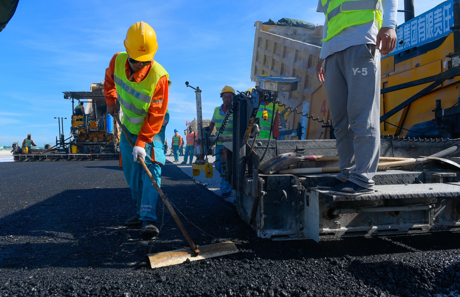 ހުޅުލެ: މާޗު 14، 2018: ވެލާނާ އިންޓަނޭޝަނަލް އެއާޕޯޓުގައި ހަދާ އާ ރަންވޭގެ ފުރަތަމަ ތާރު ފަށަލަ އެޅުމުގެ މަސައްކަތްކުރަނީ.-- ފޮޓޯ: ހުސެން ވަހީދު /މިހާރު