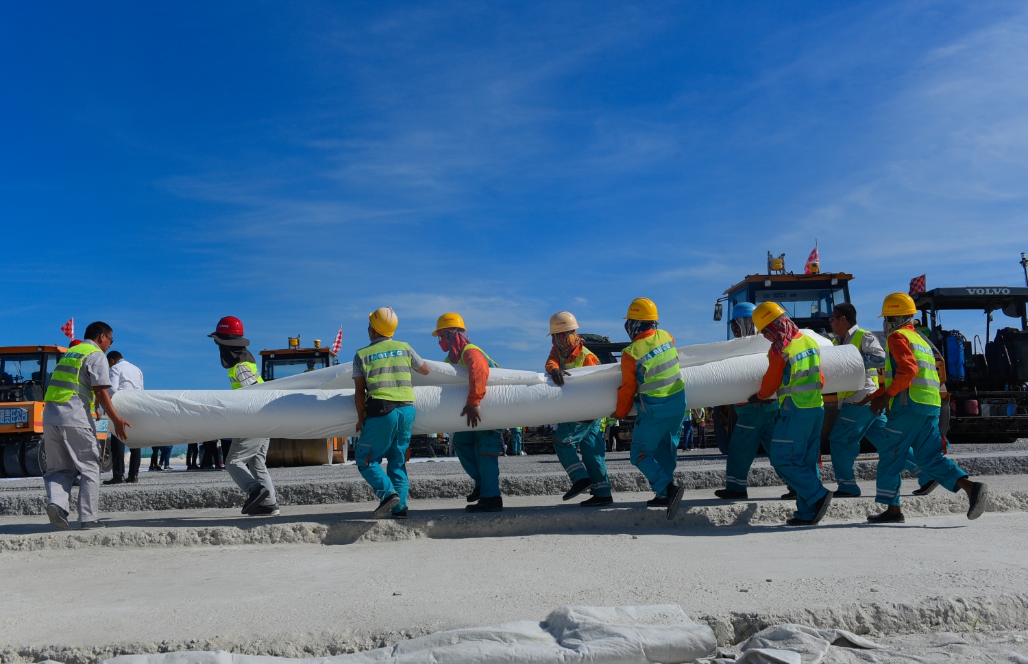 ހުޅުލެ: މާޗު 14، 2018: ވެލާނާ އިންޓަނޭޝަނަލް އެއާޕޯޓުގައި ހަދާ އާ ރަންވޭގެ ފުރަތަމަ ތާރު ފަށަލަ އެޅުމުގެ މަސައްކަތްކުރަނީ.-- ފޮޓޯ: ހުސެން ވަހީދު /މިހާރު