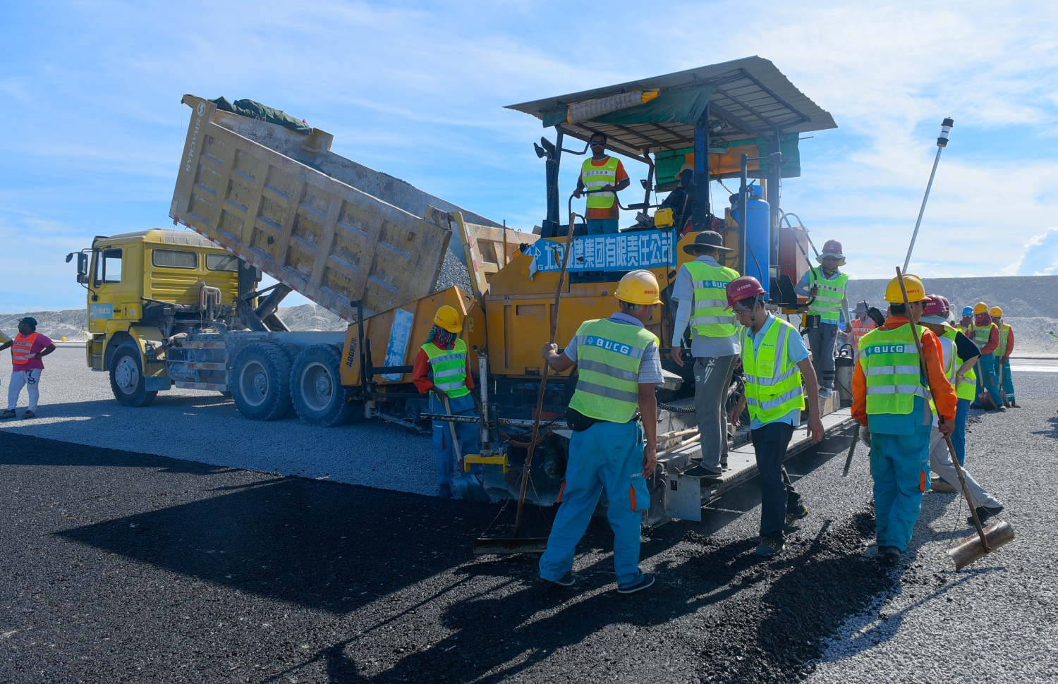 ހުޅުލެ: މާޗު 14، 2018: ވެލާނާ އިންޓަނޭޝަނަލް އެއާޕޯޓުގައި ހަދާ އާ ރަންވޭގެ ފުރަތަމަ ތާރު ފަށަލަ އެޅުމުގެ މަސައްކަތްކުރަނީ.-- ފޮޓޯ: ހުސެން ވަހީދު /މިހާރު